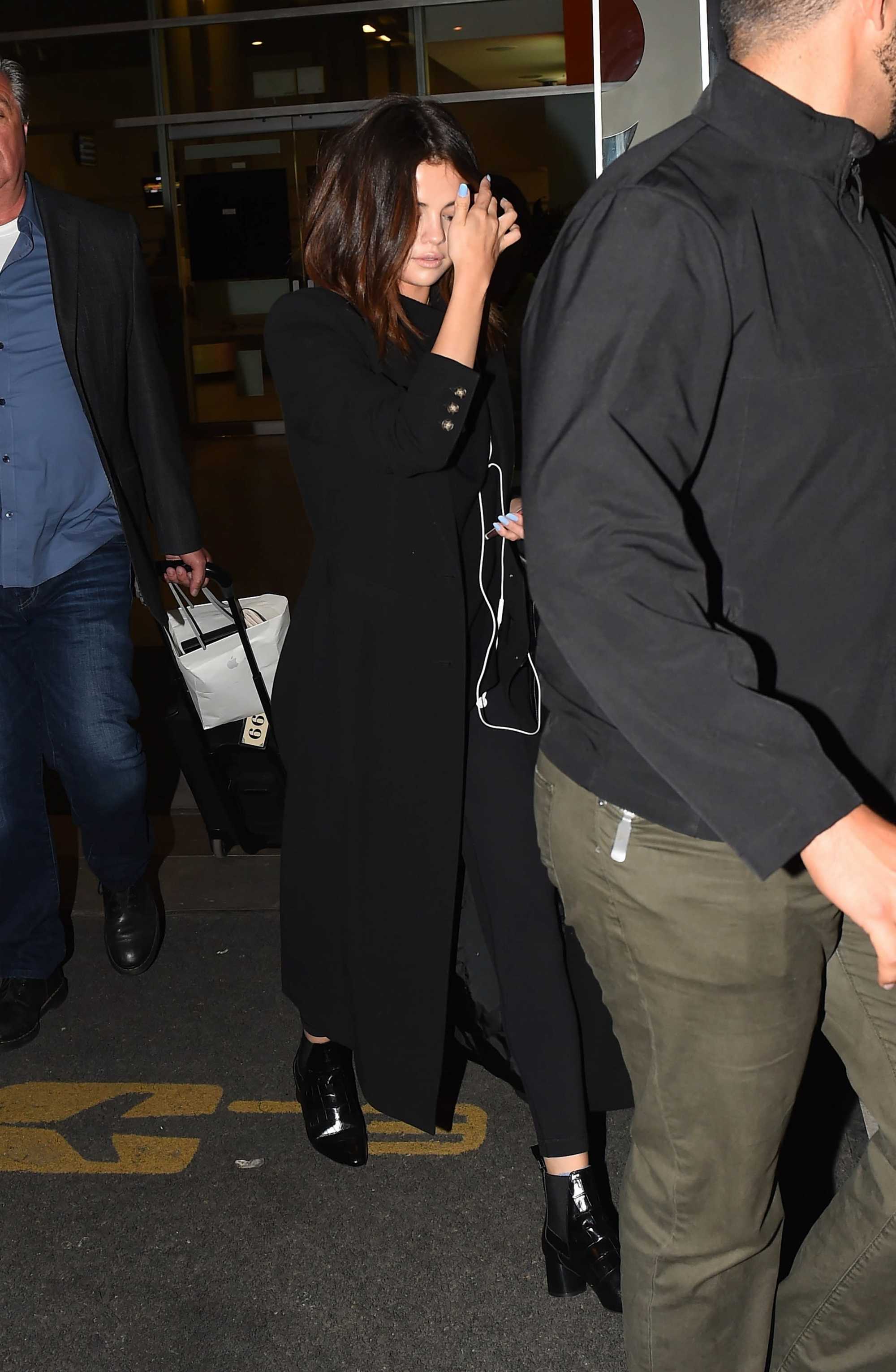 Selena_Gomez_-_Arriving_at_the_airport_in_Bogota2C_Colombia_on_March_24-05.jpg