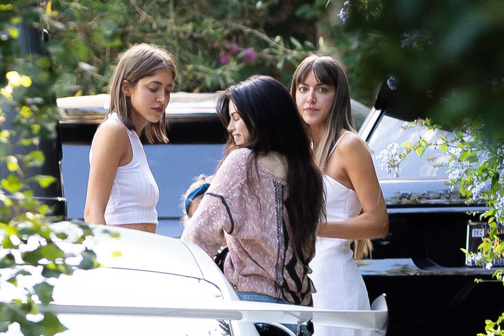 Selena_Gomez_-_steps_out_to_meet_some_friends_in_Los_Angeles2C_California_06252020-02.jpg