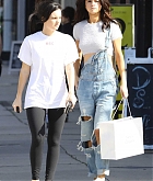 Selena_Gomez_-_Out_and_about_in_Los_Angeles_on_Feb_11-05.jpg