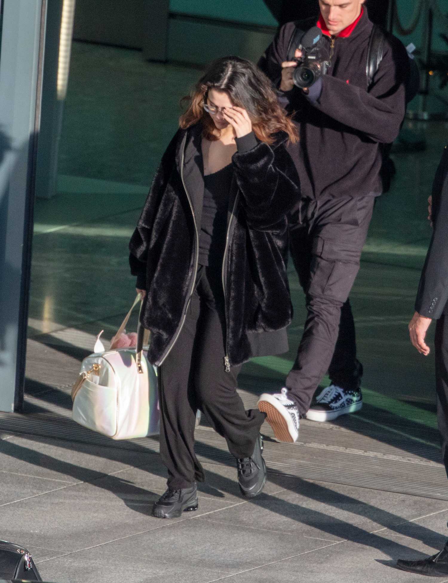 Selena_Gomez_-_arrives_at_Heatrow_Airport_in_London2C_UK_12022019-03.jpg
