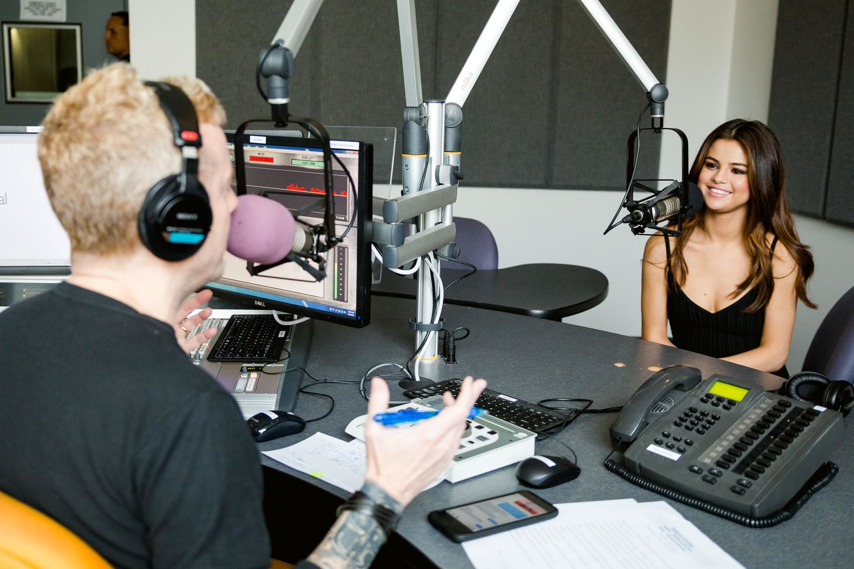 102_7_KIIS_FM_-_June_8-03.jpg