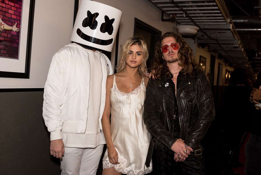 2017_American_Music_Awards_5BBackstage5D_-_November_19-05.jpg