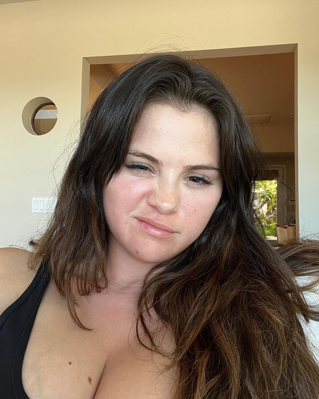 Selena Gomez Shares Makeup-Free Selfies with Nod to Miley Cyrus’ Song ‘Violet Chemistry’