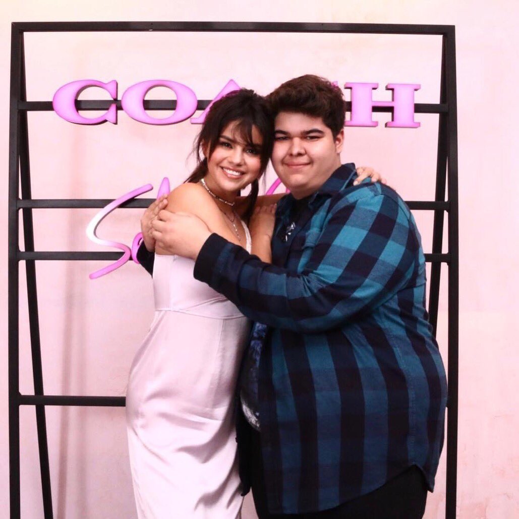 Coach_Hosts_Meet_2B_Greet_with_Selena_Gomez_at_The_Grove_5BFans_Session5D_-_September_5-09.jpg