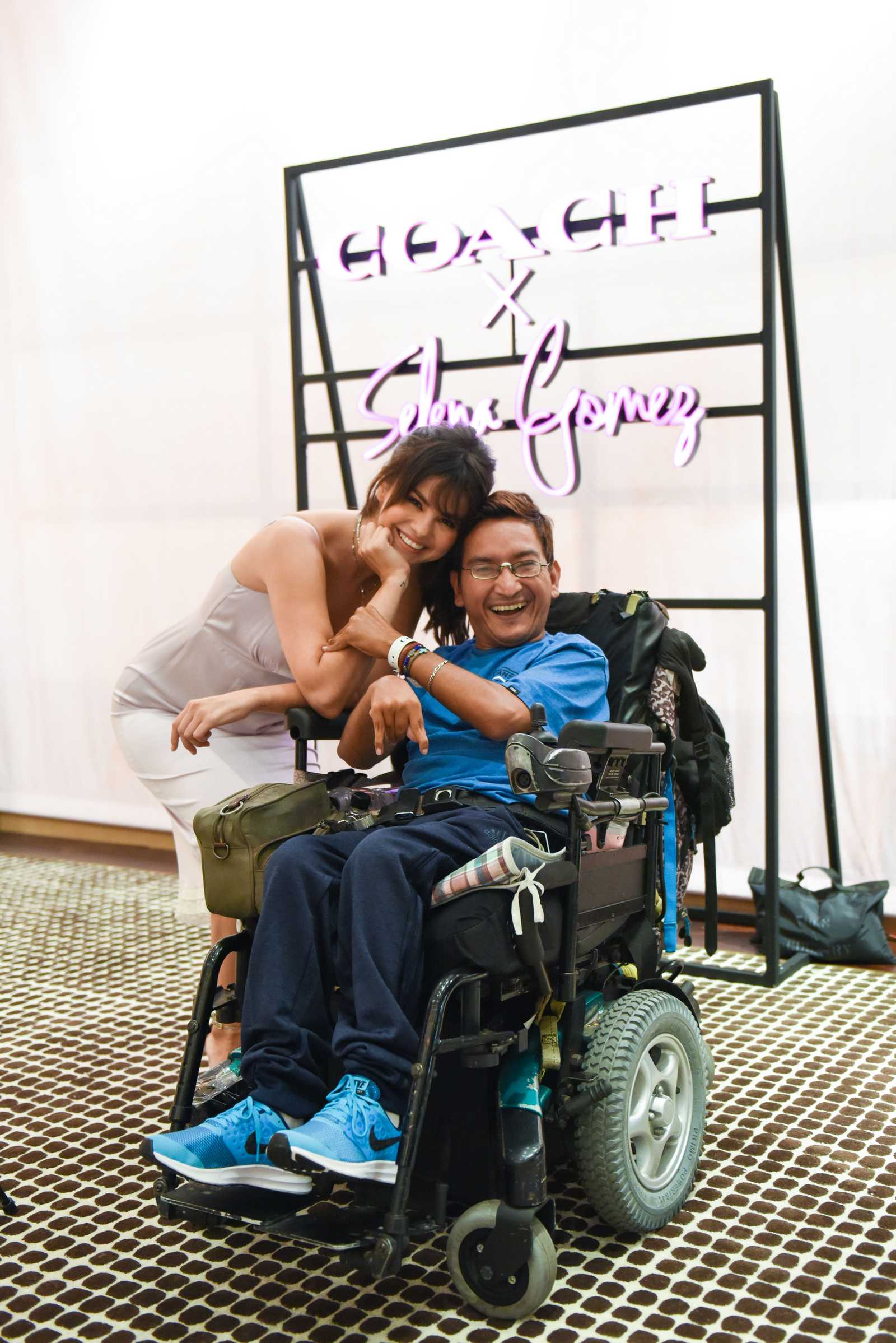 Coach_Hosts_Meet_2B_Greet_with_Selena_Gomez_at_The_Grove_Fans__281229.jpg