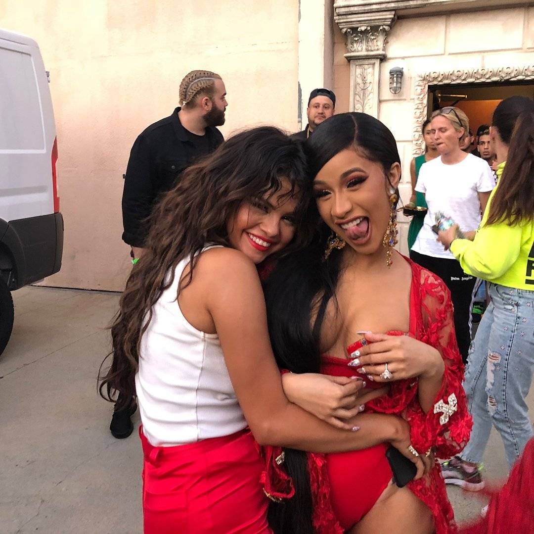 DJ_Snake_Ft__Selena_Gomez2C_Cardi_B___Ozuna_03.jpg