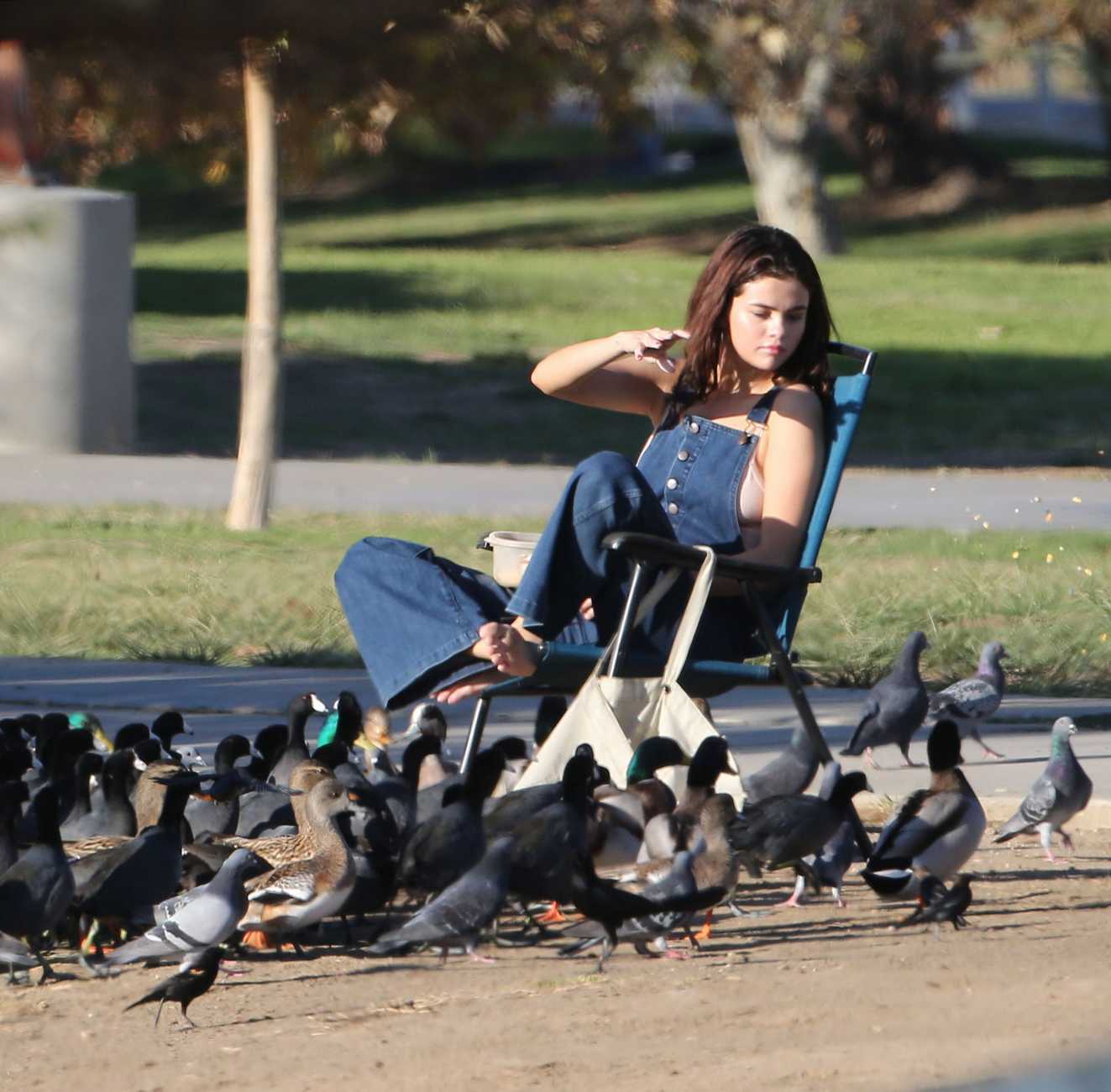 Enjoys_a_day_at_the_park_with_friends_in_Los_Angeles_-_February_2-04.jpg