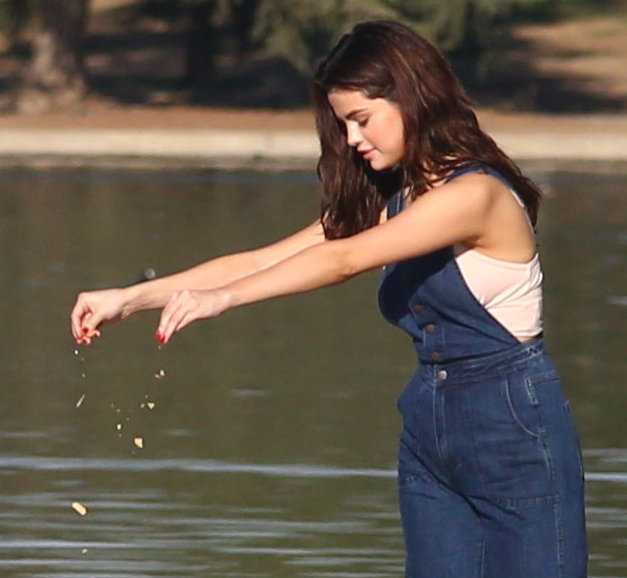 Enjoys_a_day_at_the_park_with_friends_in_Los_Angeles_-_February_2-08.jpg