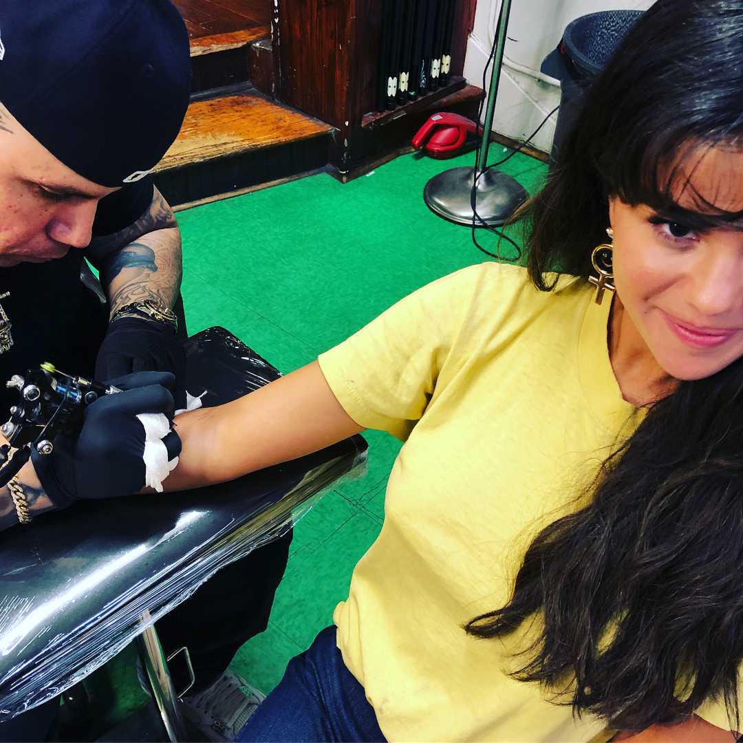 Getting_a_matching_tattoos_with_BFFs_-_August_19-08.jpg
