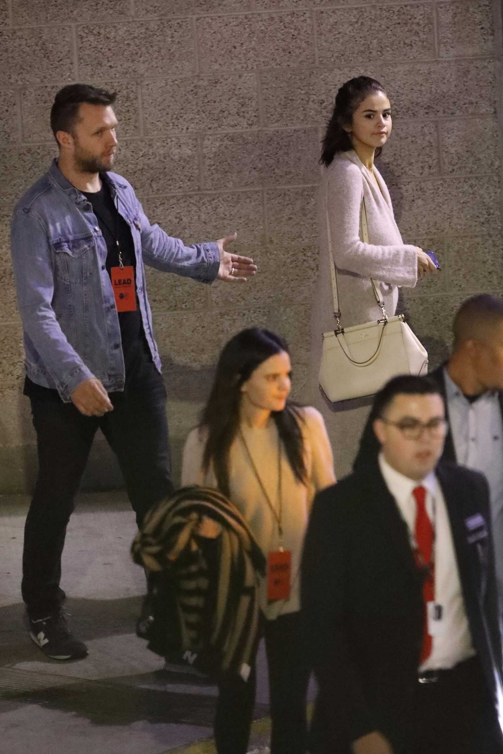 Leaving_Hillsong_church_with_Justin_Bieber_in_Downtown_Los_Angeles_on_November_4-02.jpg