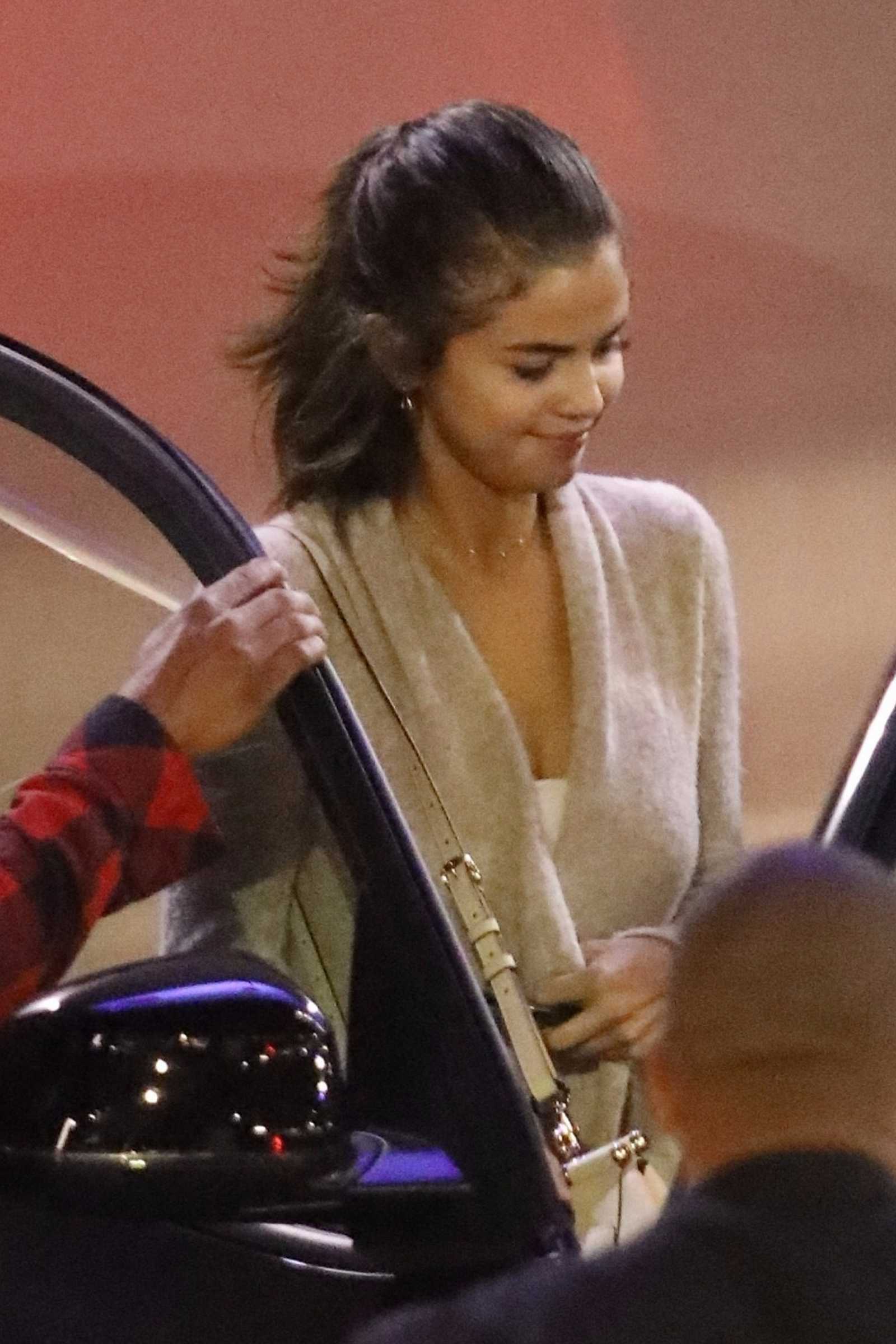 Leaving_Hillsong_church_with_Justin_Bieber_in_Downtown_Los_Angeles_on_November_4-04.jpg