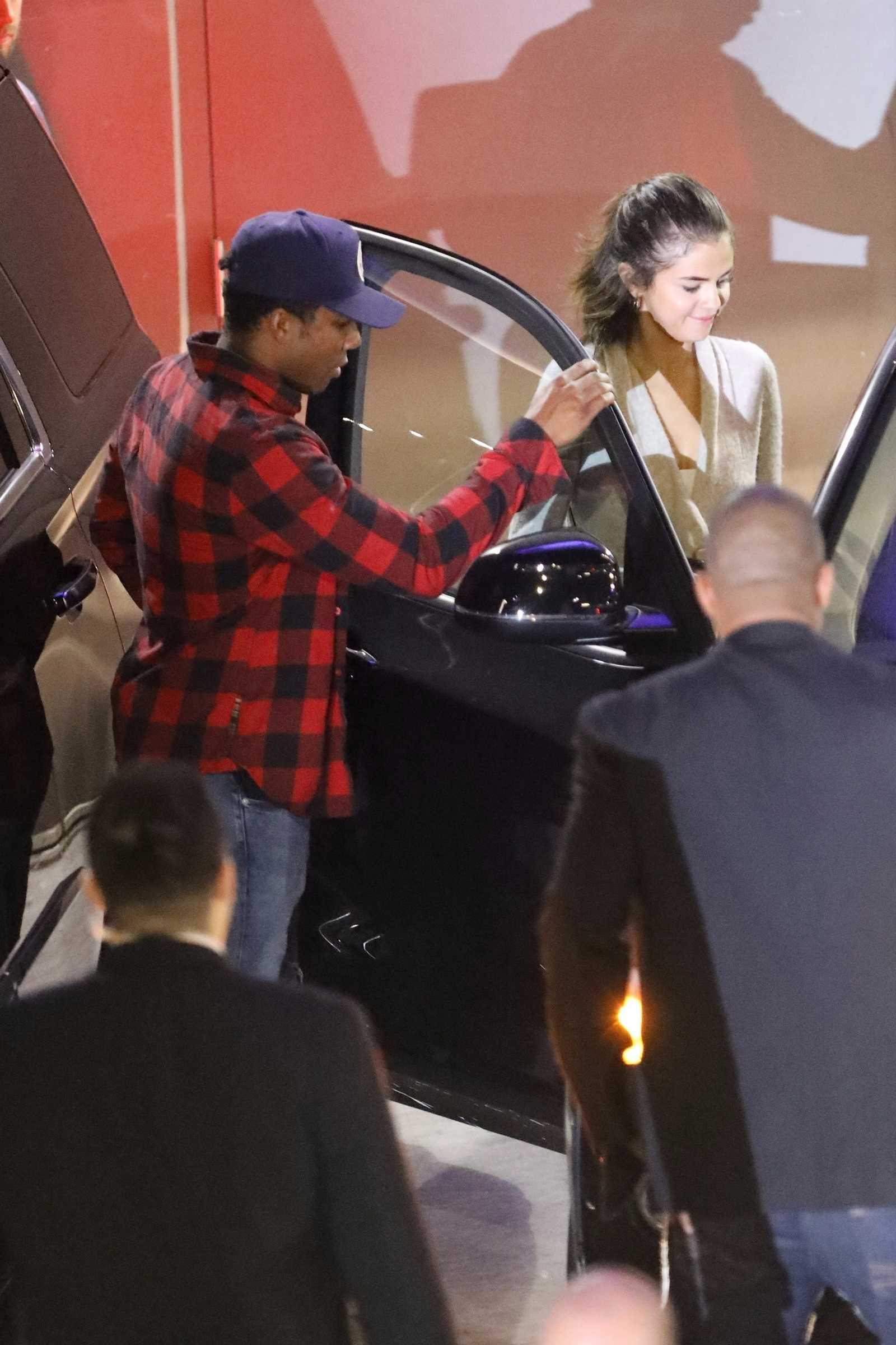 Leaving_Hillsong_church_with_Justin_Bieber_in_Downtown_Los_Angeles_on_November_4-06.jpg