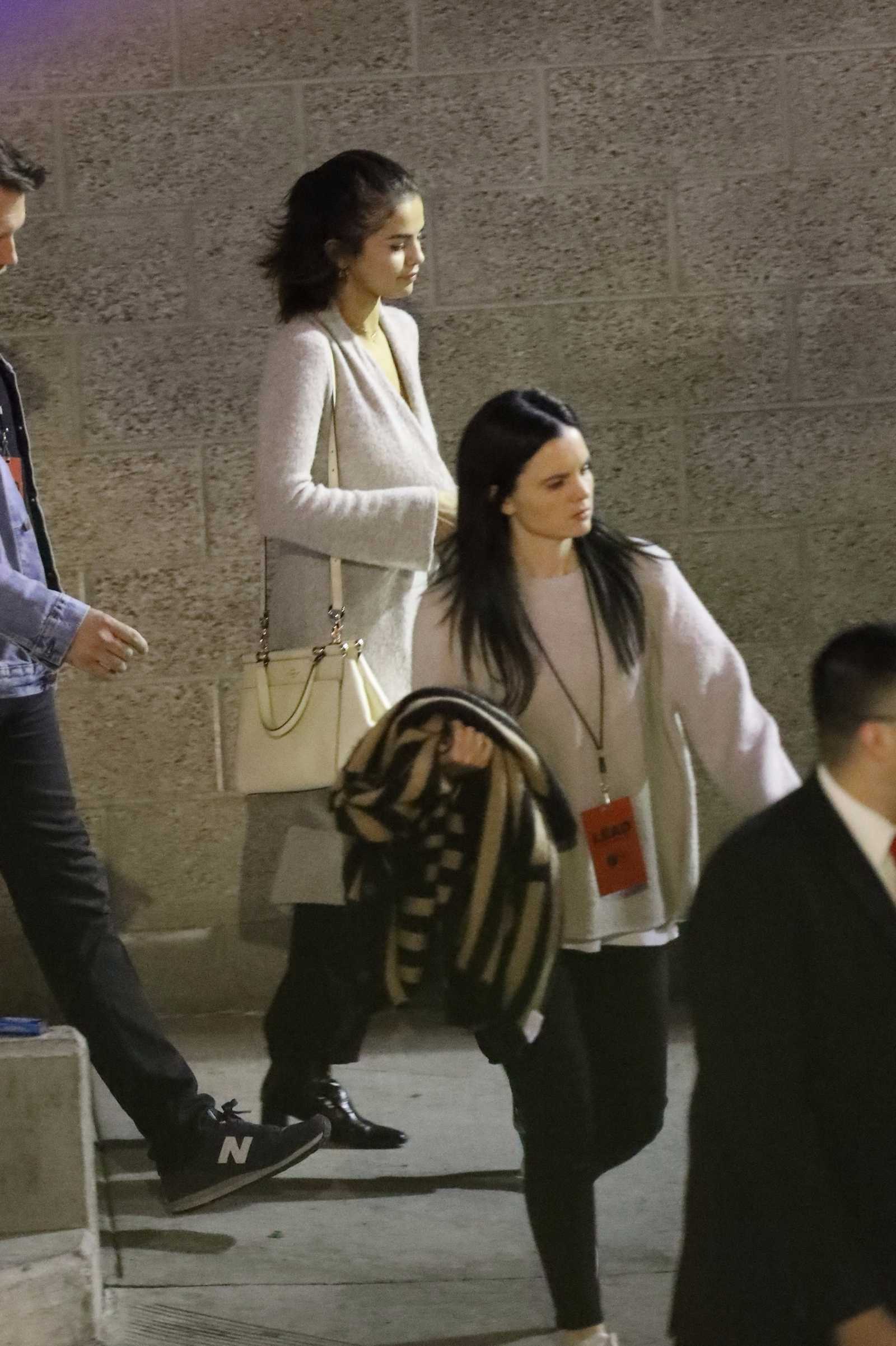 Leaving_Hillsong_church_with_Justin_Bieber_in_Downtown_Los_Angeles_on_November_4-08.jpg