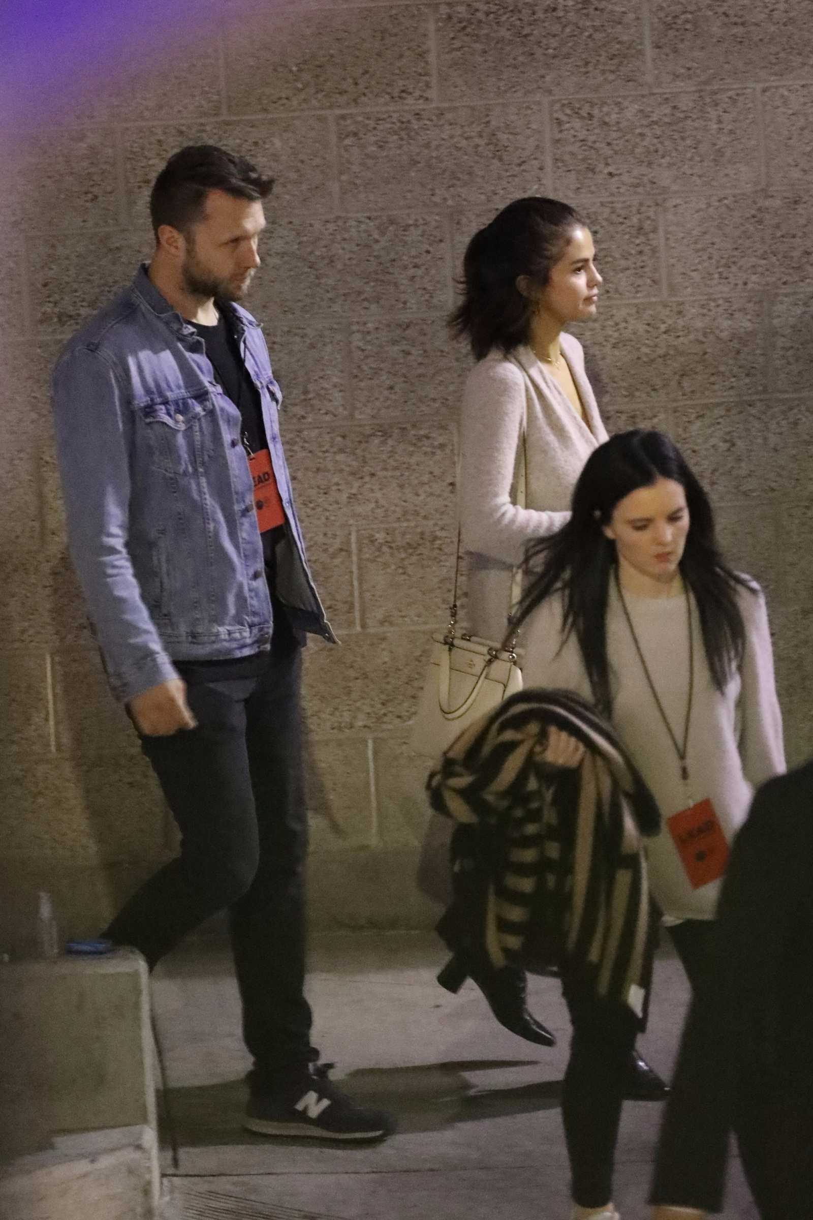 Leaving_Hillsong_church_with_Justin_Bieber_in_Downtown_Los_Angeles_on_November_4-09.jpg