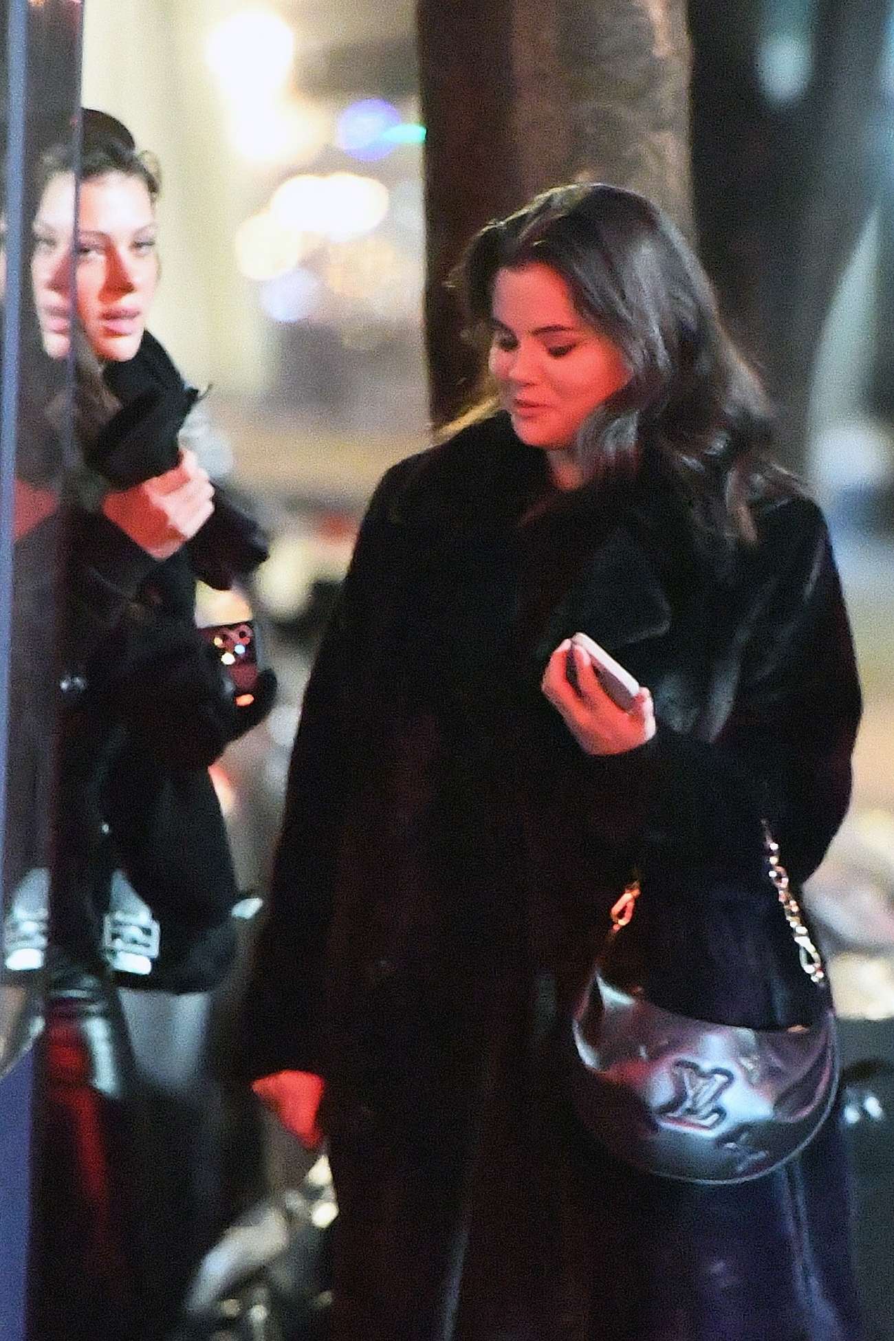 Selena_Gomez2C_Brooklyn_Beckham_and_Nicola_Peltz_getting_dinner_at_Carbone_-_Feb_08_202204.jpg