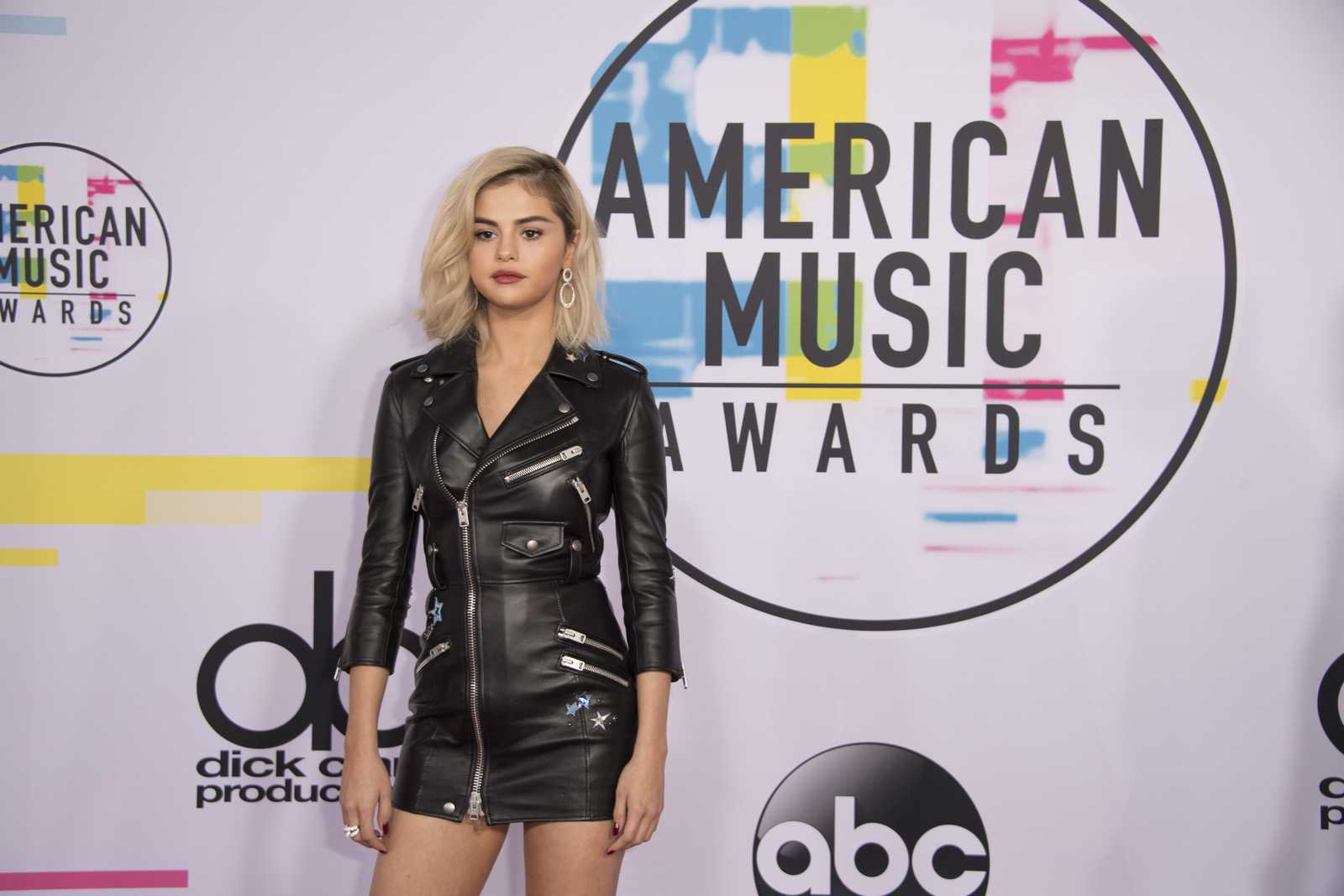 Selena_Gomez_-_2017_American_Music_Awards_on_November_19-01~0.jpg
