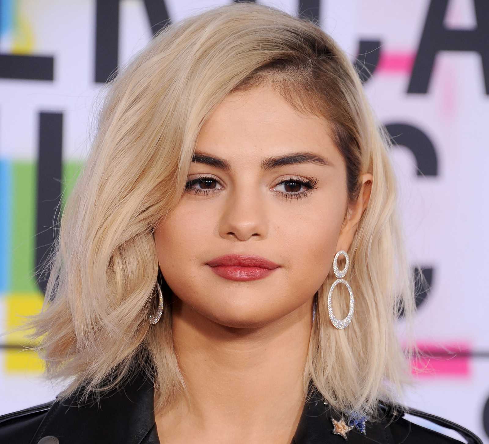 Selena_Gomez_-_2017_American_Music_Awards_on_November_19-114.jpg
