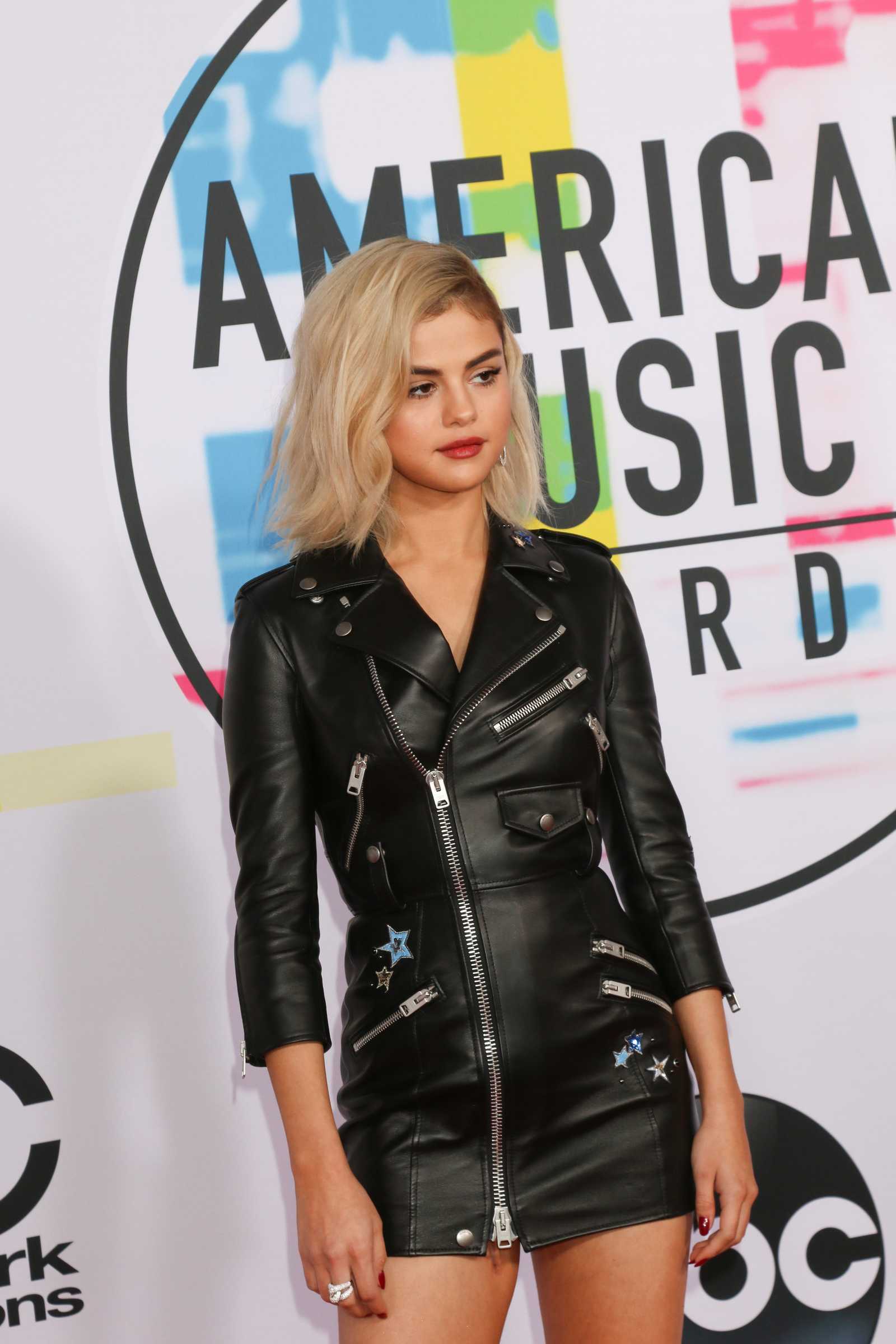 Selena_Gomez_-_2017_American_Music_Awards_on_November_19-123.jpg