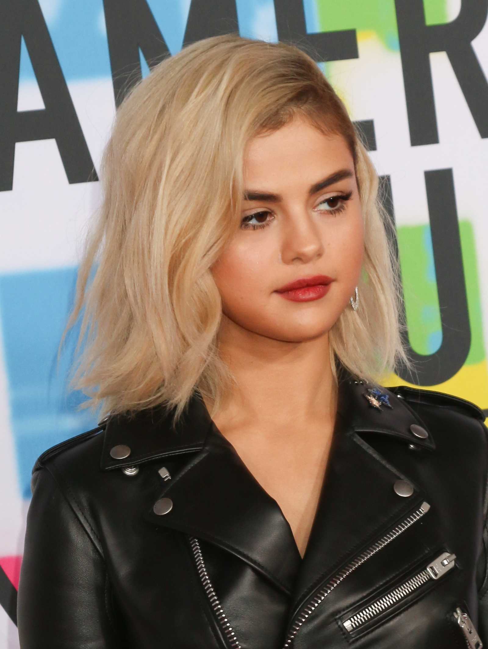 Selena_Gomez_-_2017_American_Music_Awards_on_November_19-124.jpg