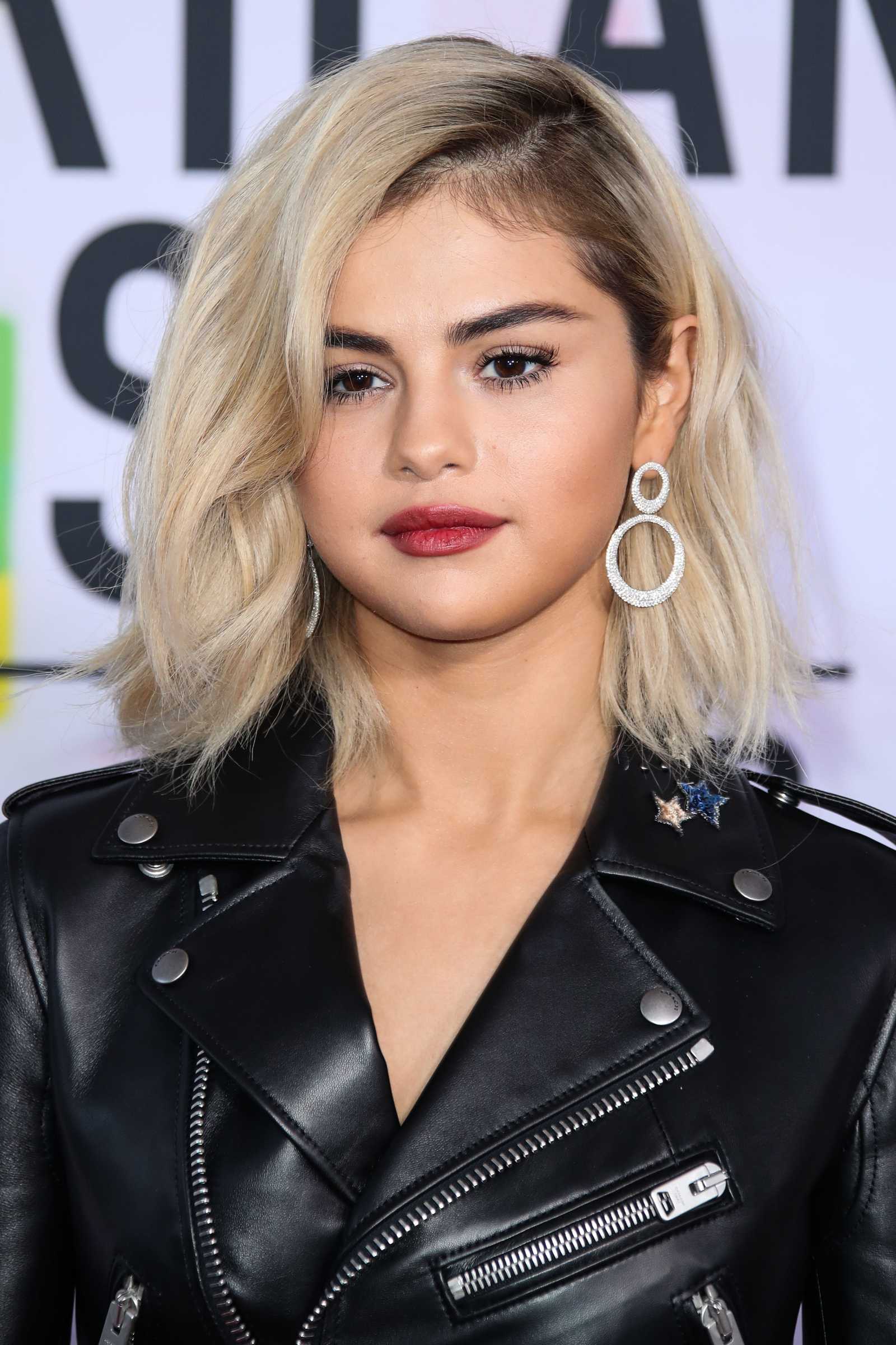 Selena_Gomez_-_2017_American_Music_Awards_on_November_19-128.jpg