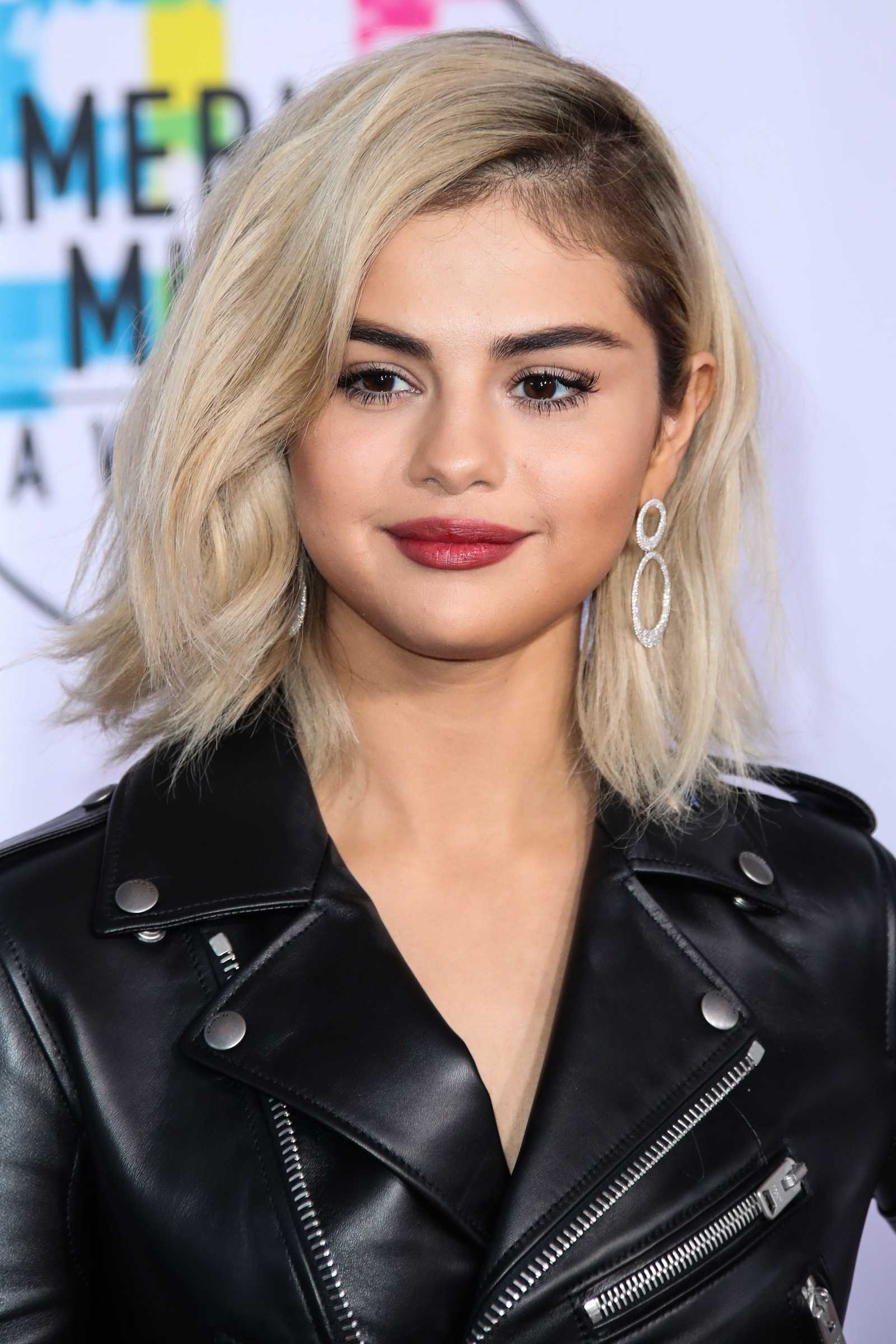 Selena_Gomez_-_2017_American_Music_Awards_on_November_19-131.jpg