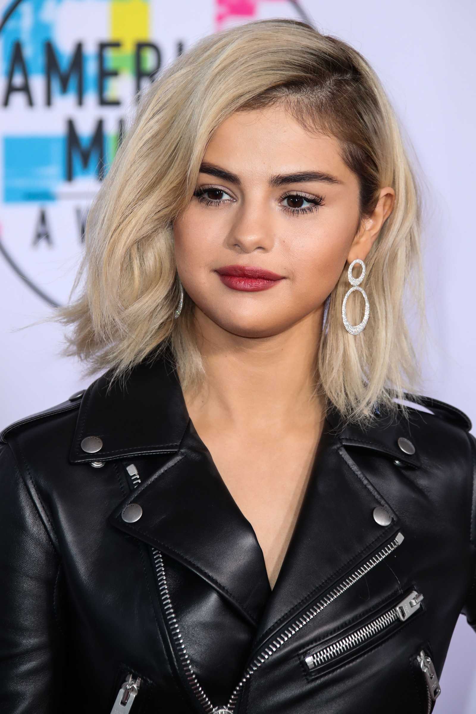 Selena_Gomez_-_2017_American_Music_Awards_on_November_19-132.jpg