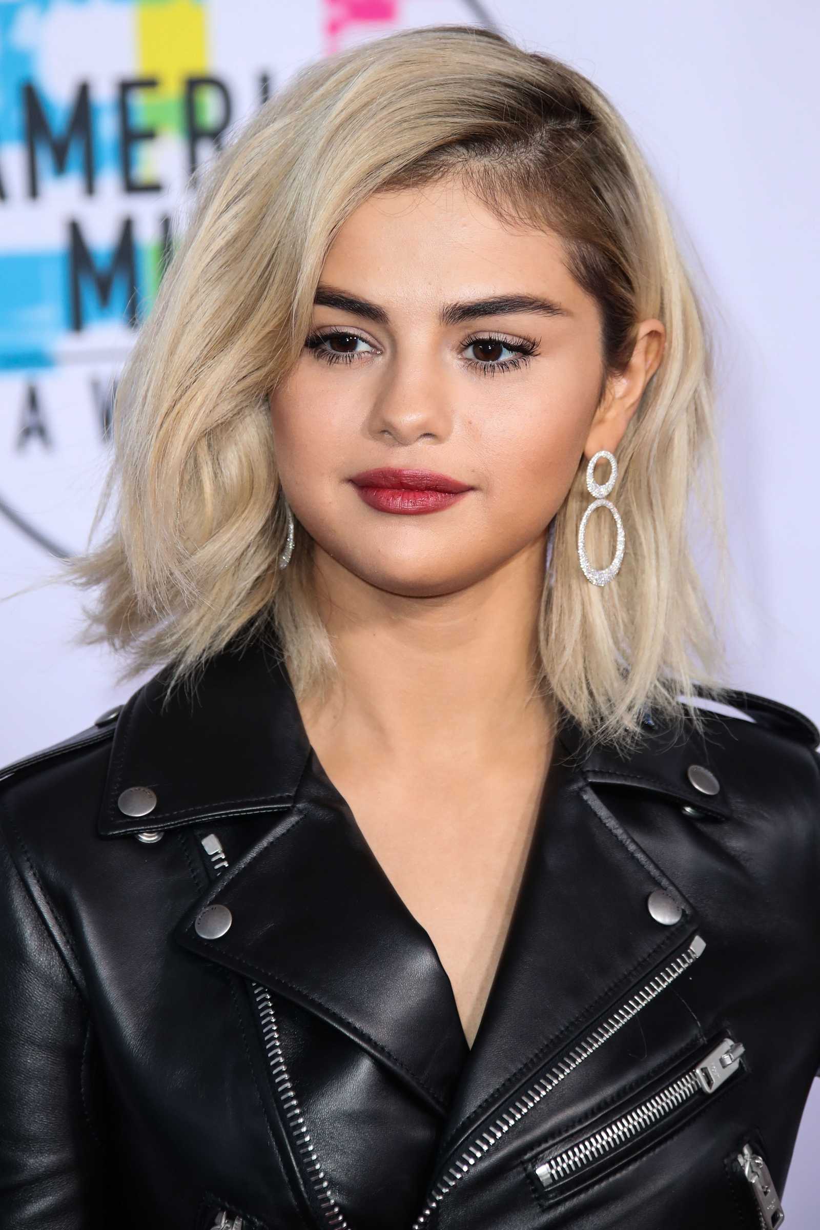 Selena_Gomez_-_2017_American_Music_Awards_on_November_19-133.jpg