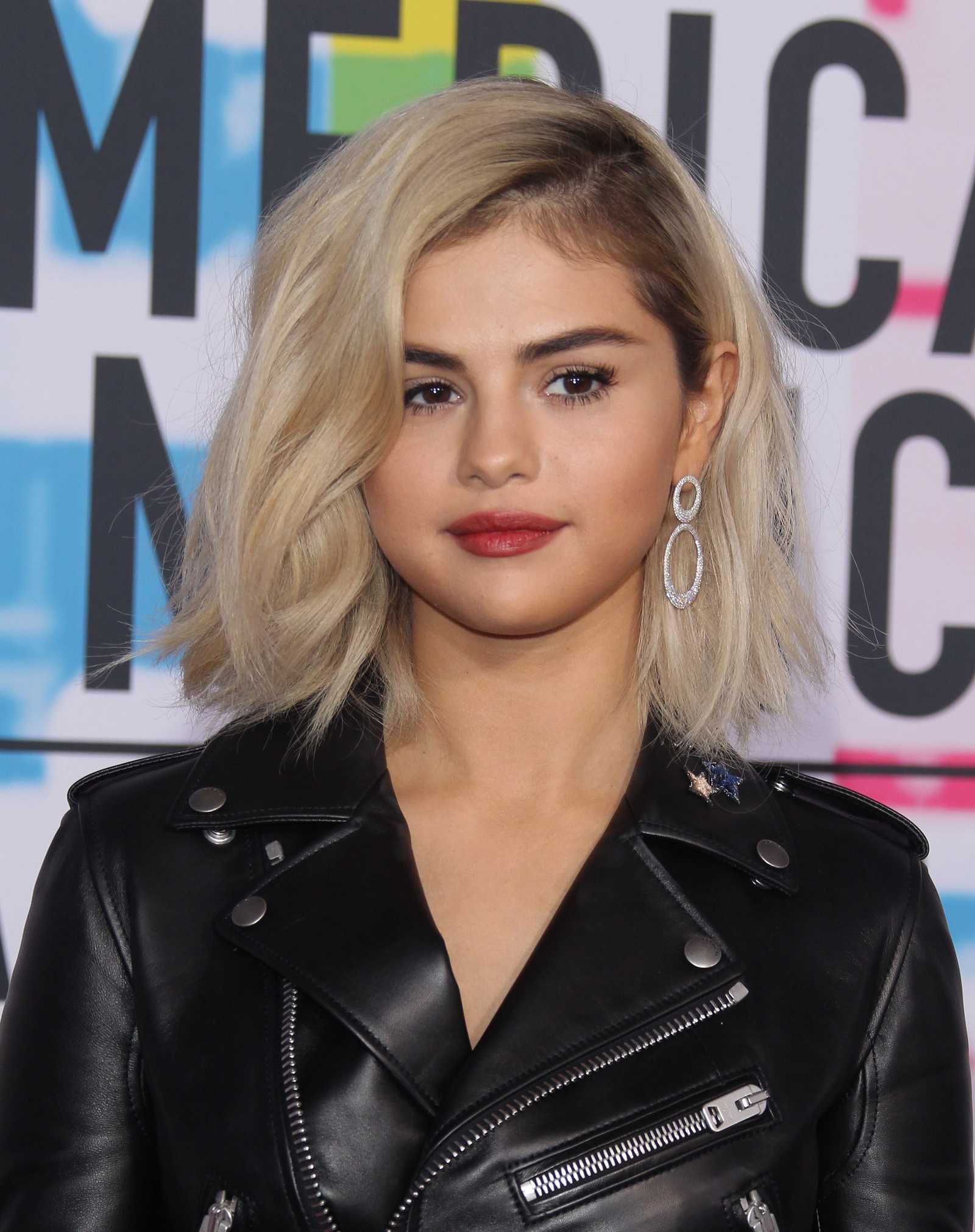 Selena_Gomez_-_2017_American_Music_Awards_on_November_19-136.jpg