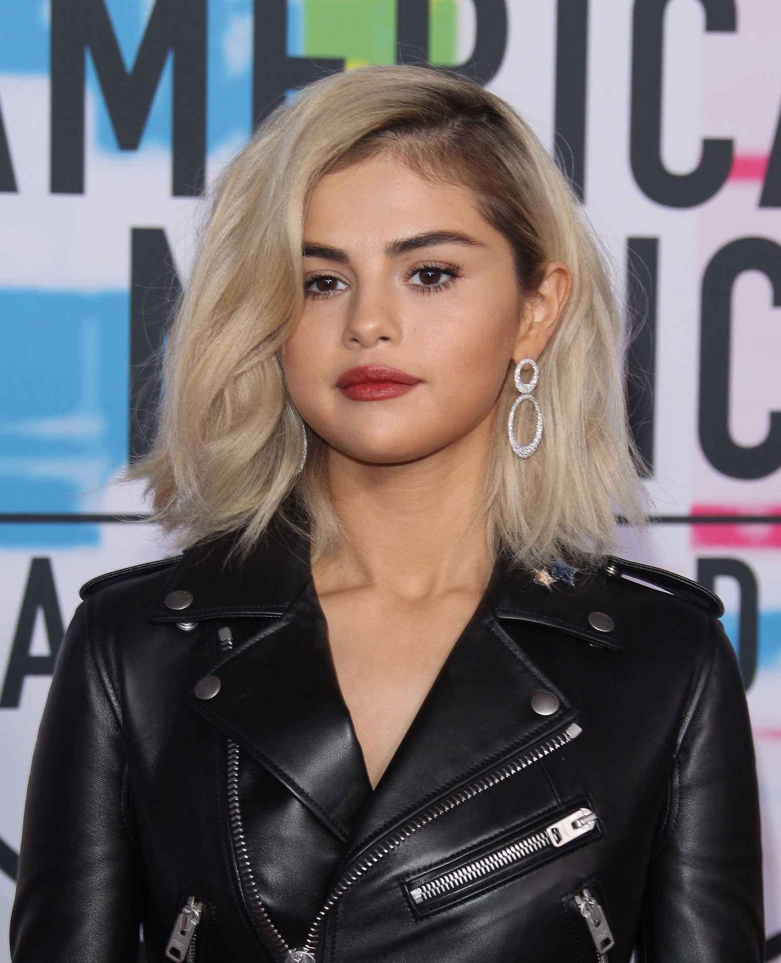Selena_Gomez_-_2017_American_Music_Awards_on_November_19-139.jpg