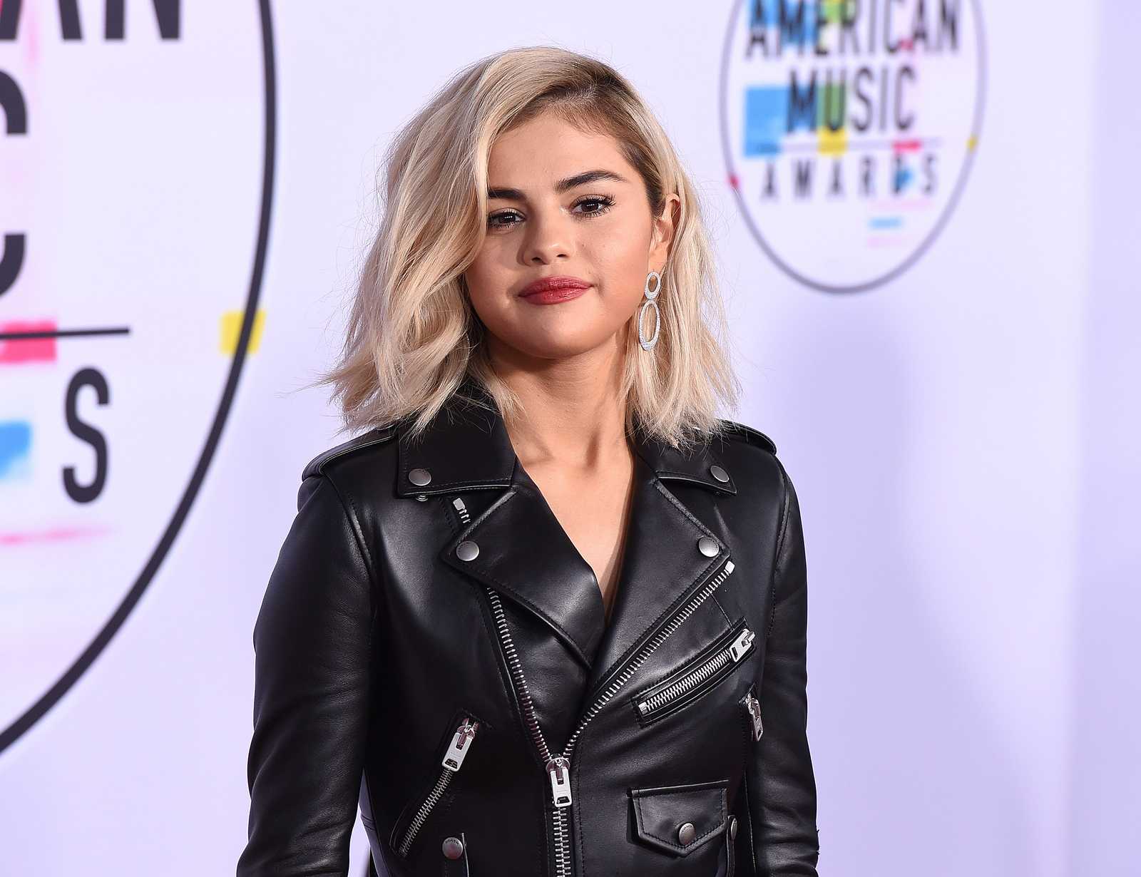 Selena_Gomez_-_2017_American_Music_Awards_on_November_19-145.jpg