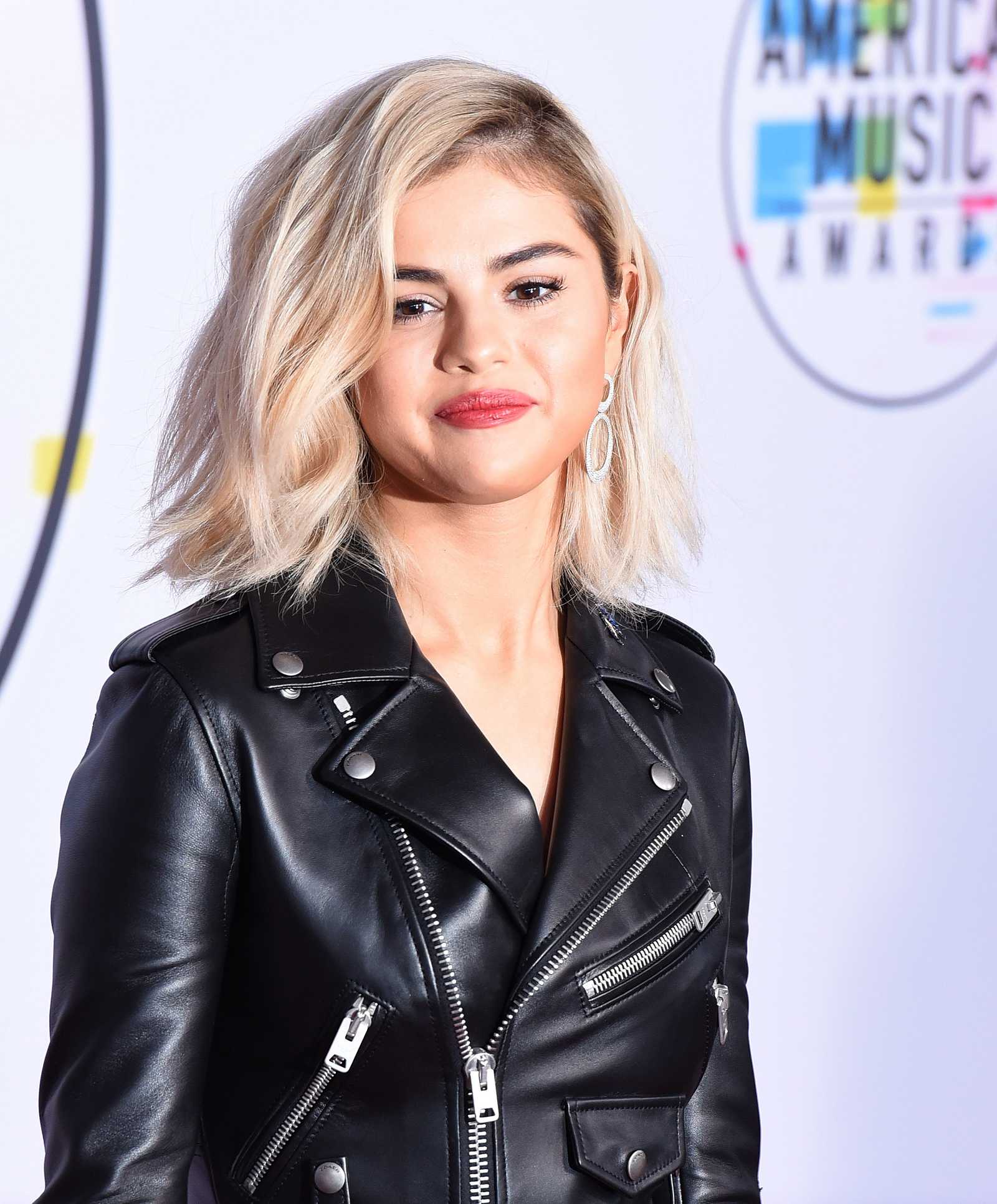 Selena_Gomez_-_2017_American_Music_Awards_on_November_19-148.jpg