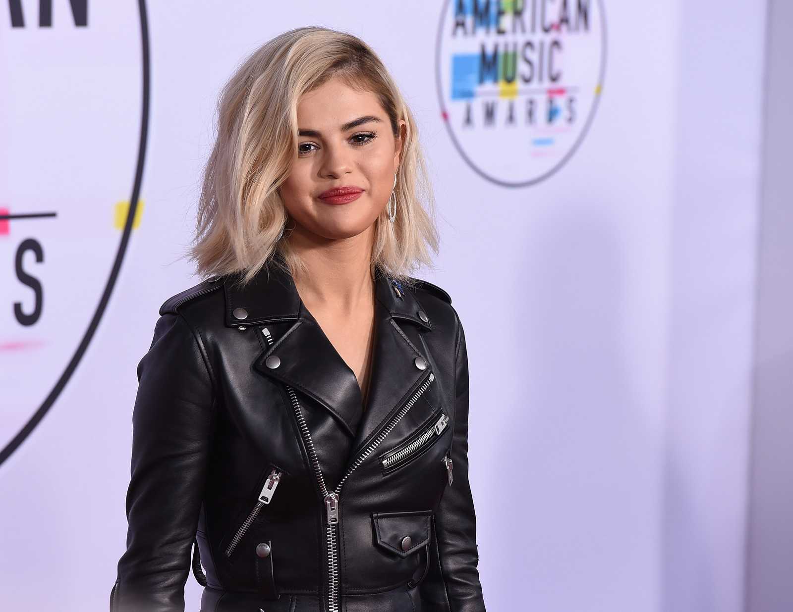 Selena_Gomez_-_2017_American_Music_Awards_on_November_19-149.jpg