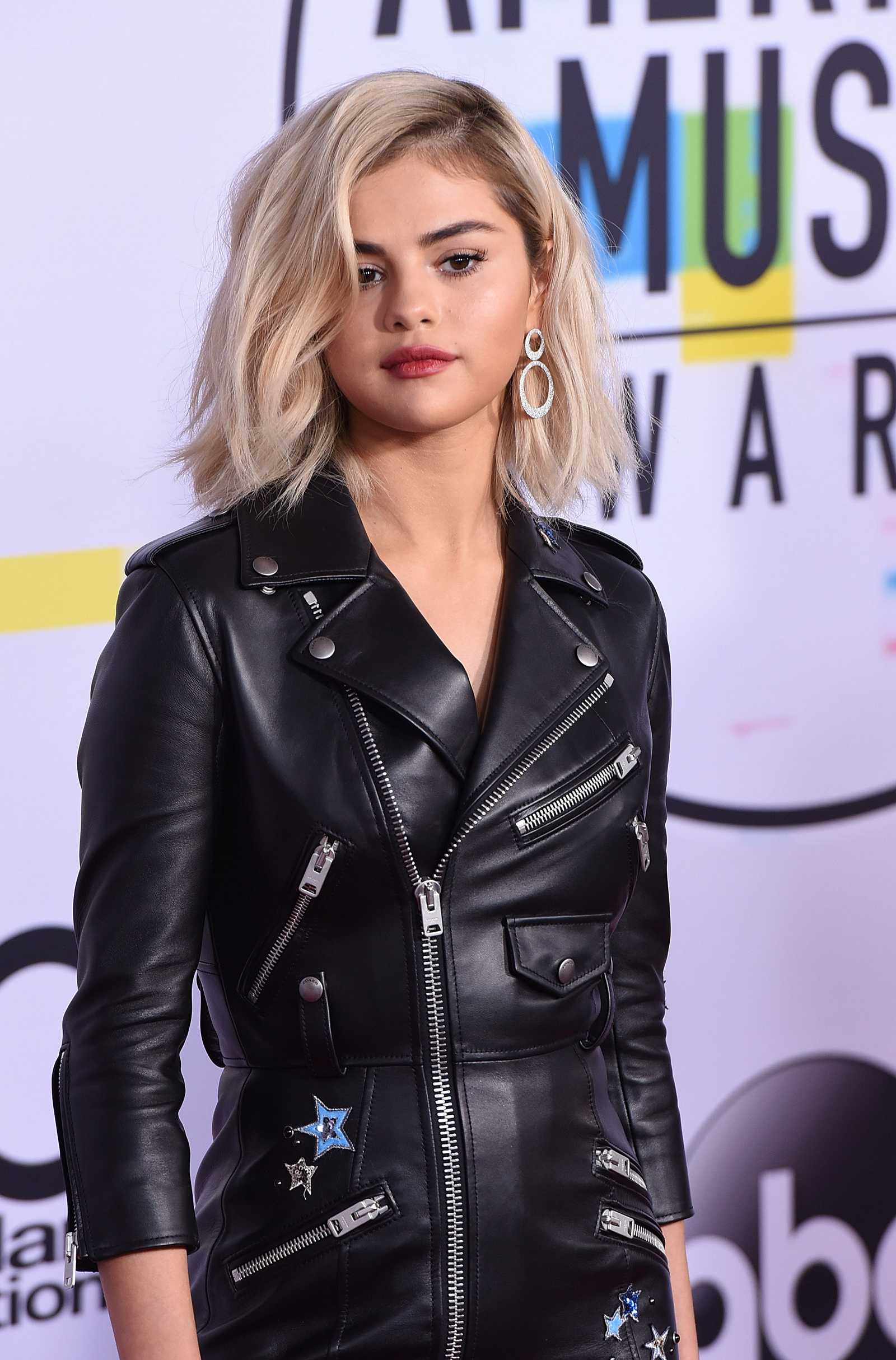 Selena_Gomez_-_2017_American_Music_Awards_on_November_19-151.jpg