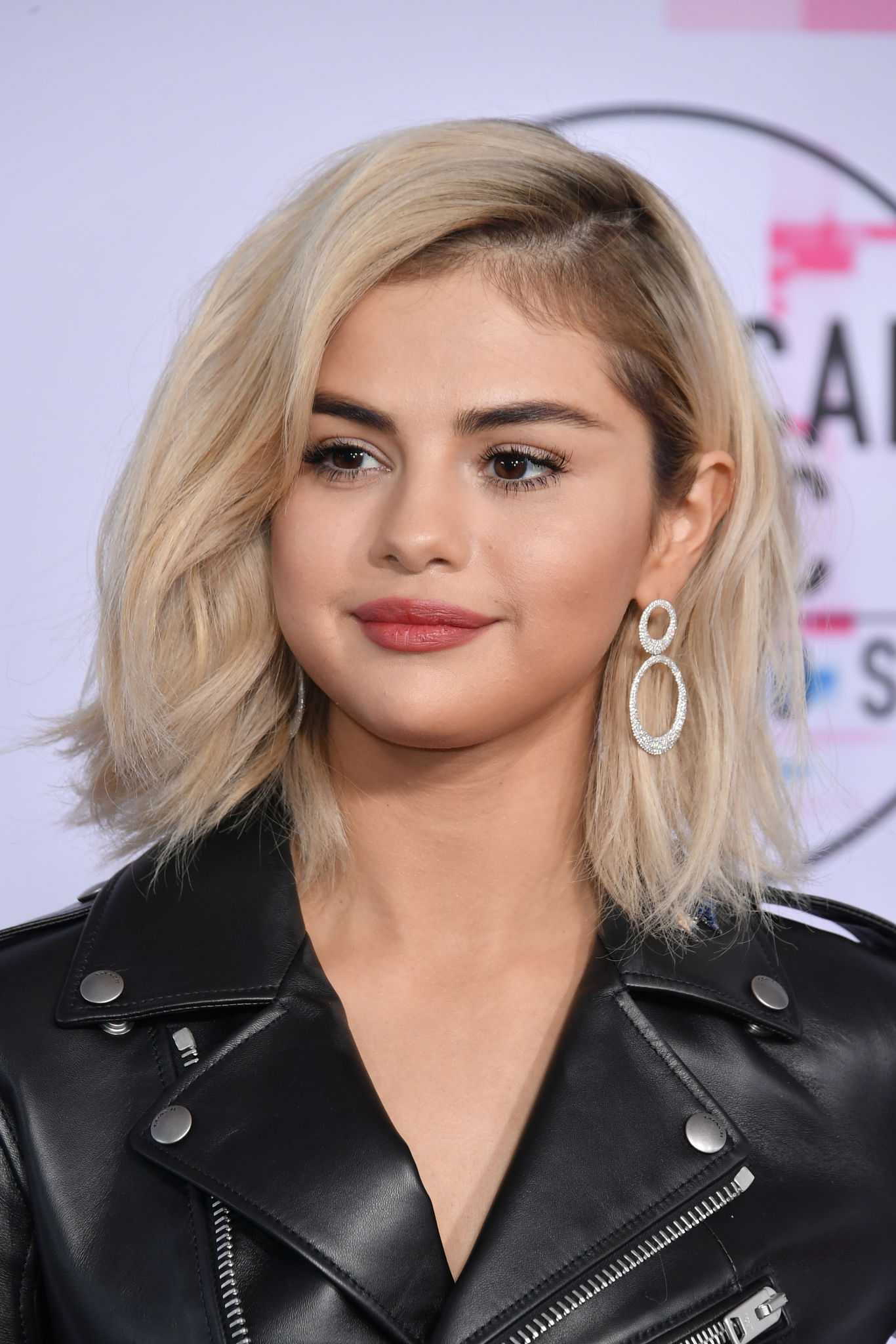 Selena_Gomez_-_2017_American_Music_Awards_on_November_19-23~0.jpg