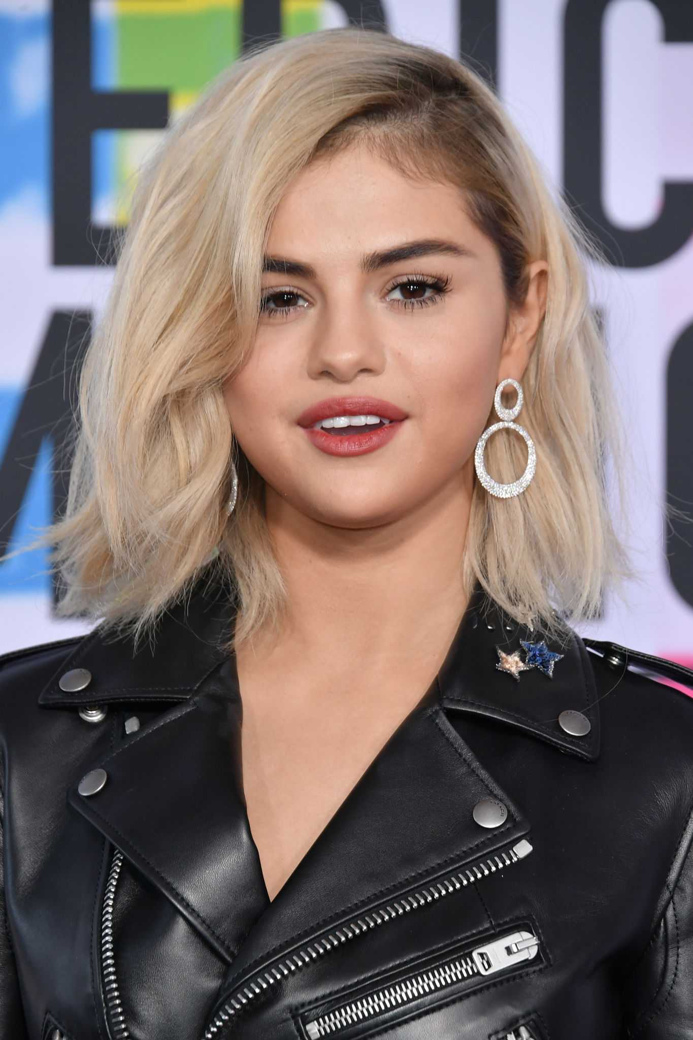 Selena_Gomez_-_2017_American_Music_Awards_on_November_19-24~0.jpg