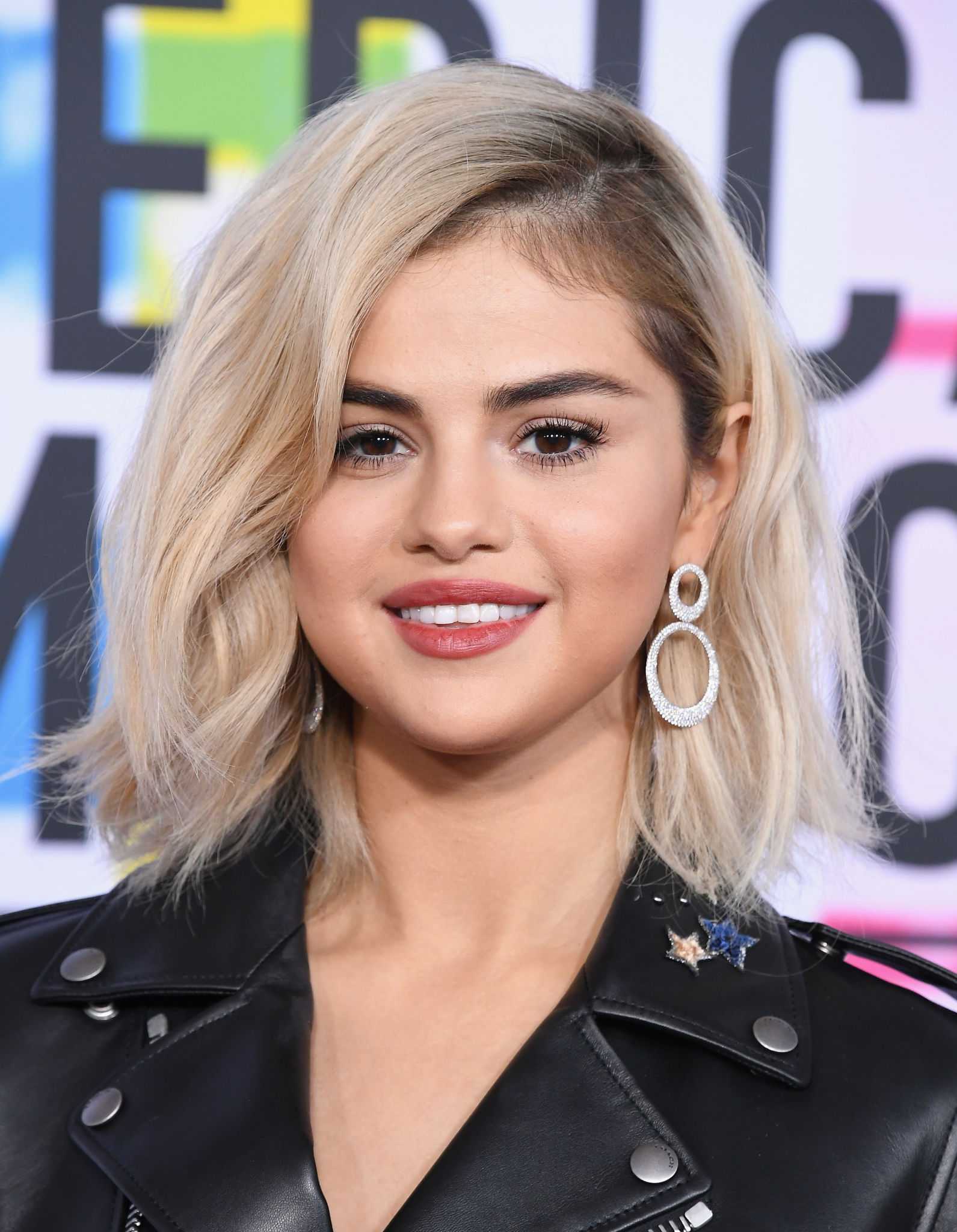 Selena_Gomez_-_2017_American_Music_Awards_on_November_19-26.jpg