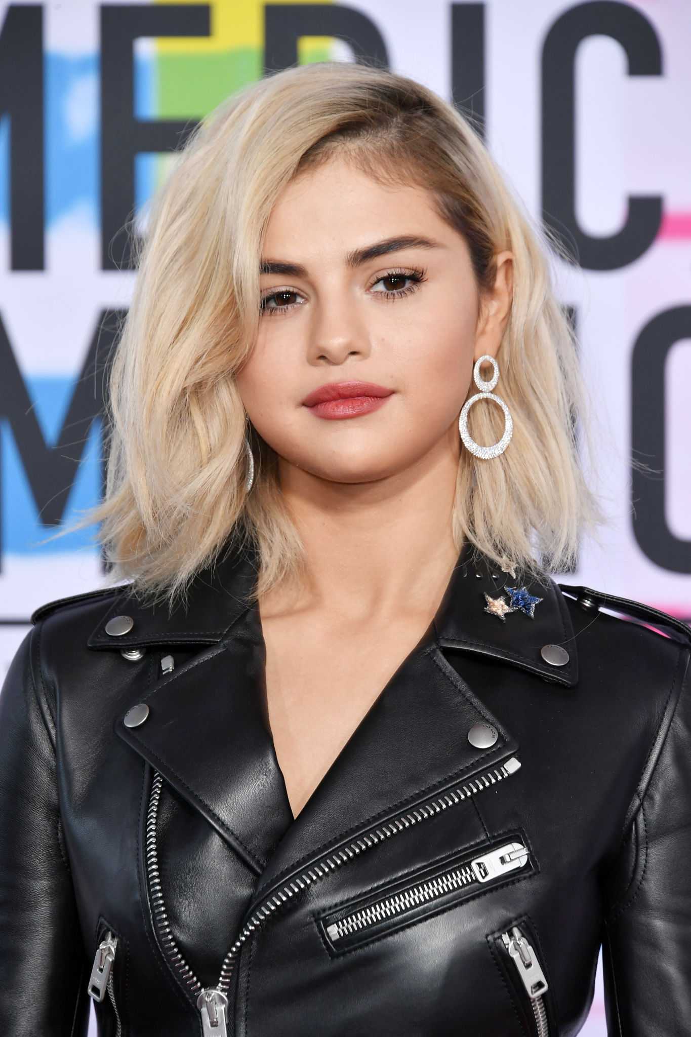 Selena_Gomez_-_2017_American_Music_Awards_on_November_19-27.jpg