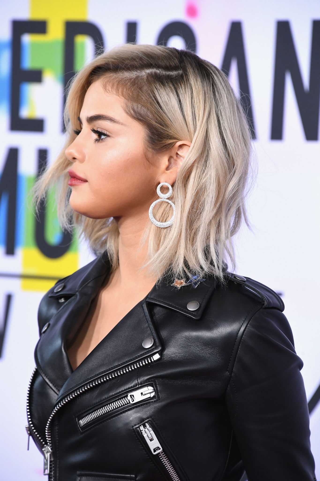 Selena_Gomez_-_2017_American_Music_Awards_on_November_19-34.jpg