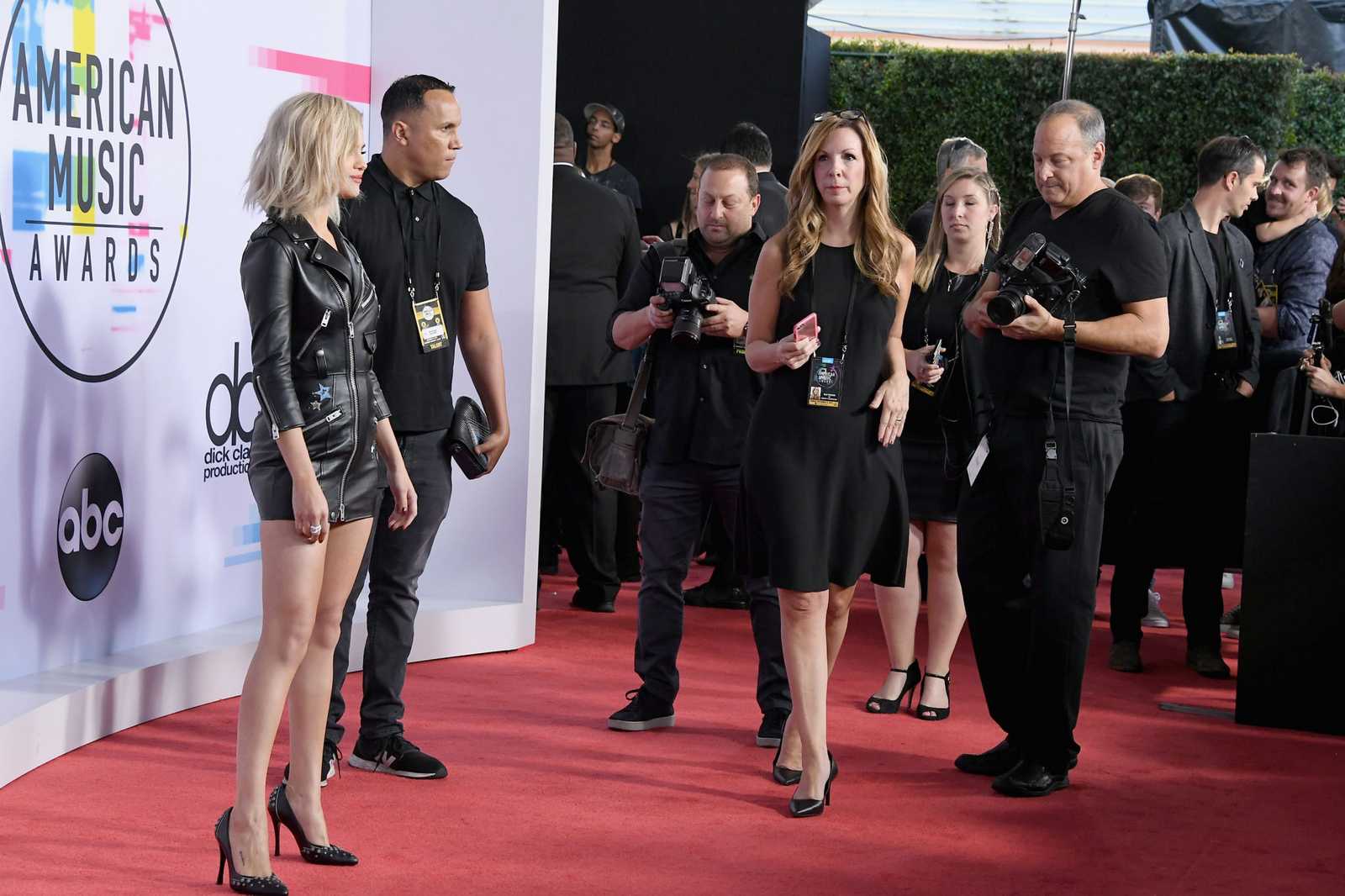 Selena_Gomez_-_2017_American_Music_Awards_on_November_19-35~0.jpg