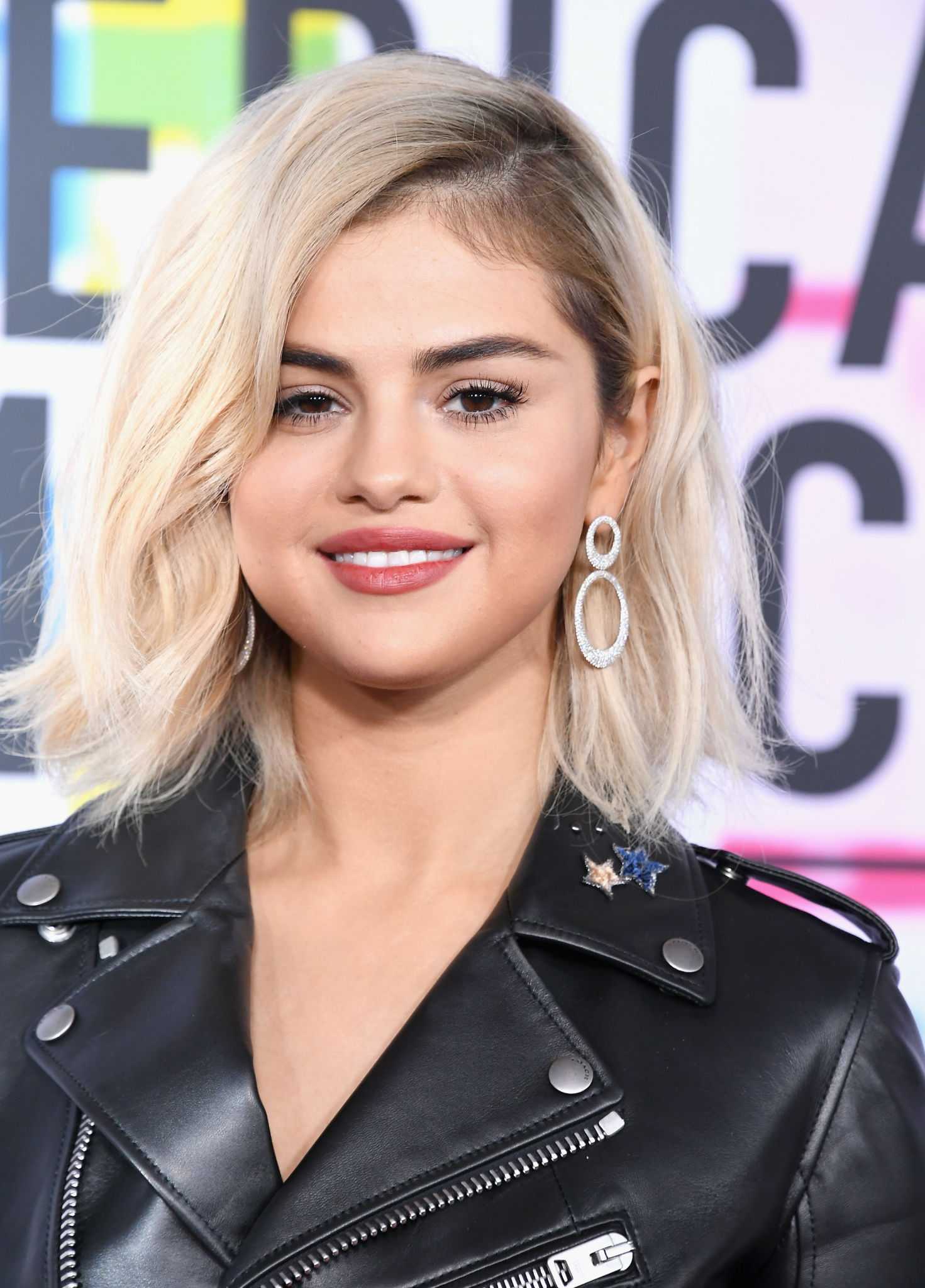 Selena_Gomez_-_2017_American_Music_Awards_on_November_19-37.jpg