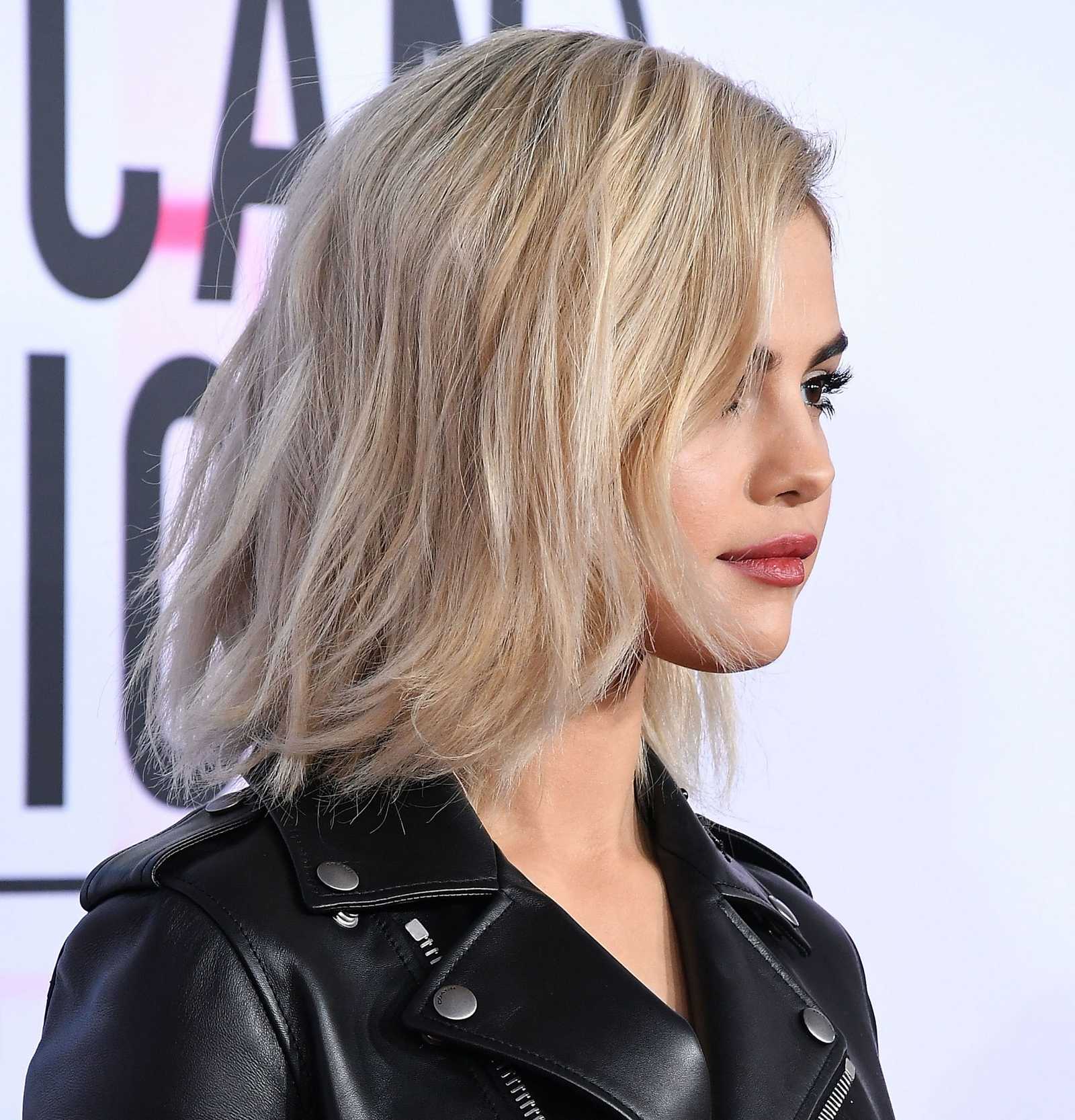 Selena_Gomez_-_2017_American_Music_Awards_on_November_19-41~0.jpg