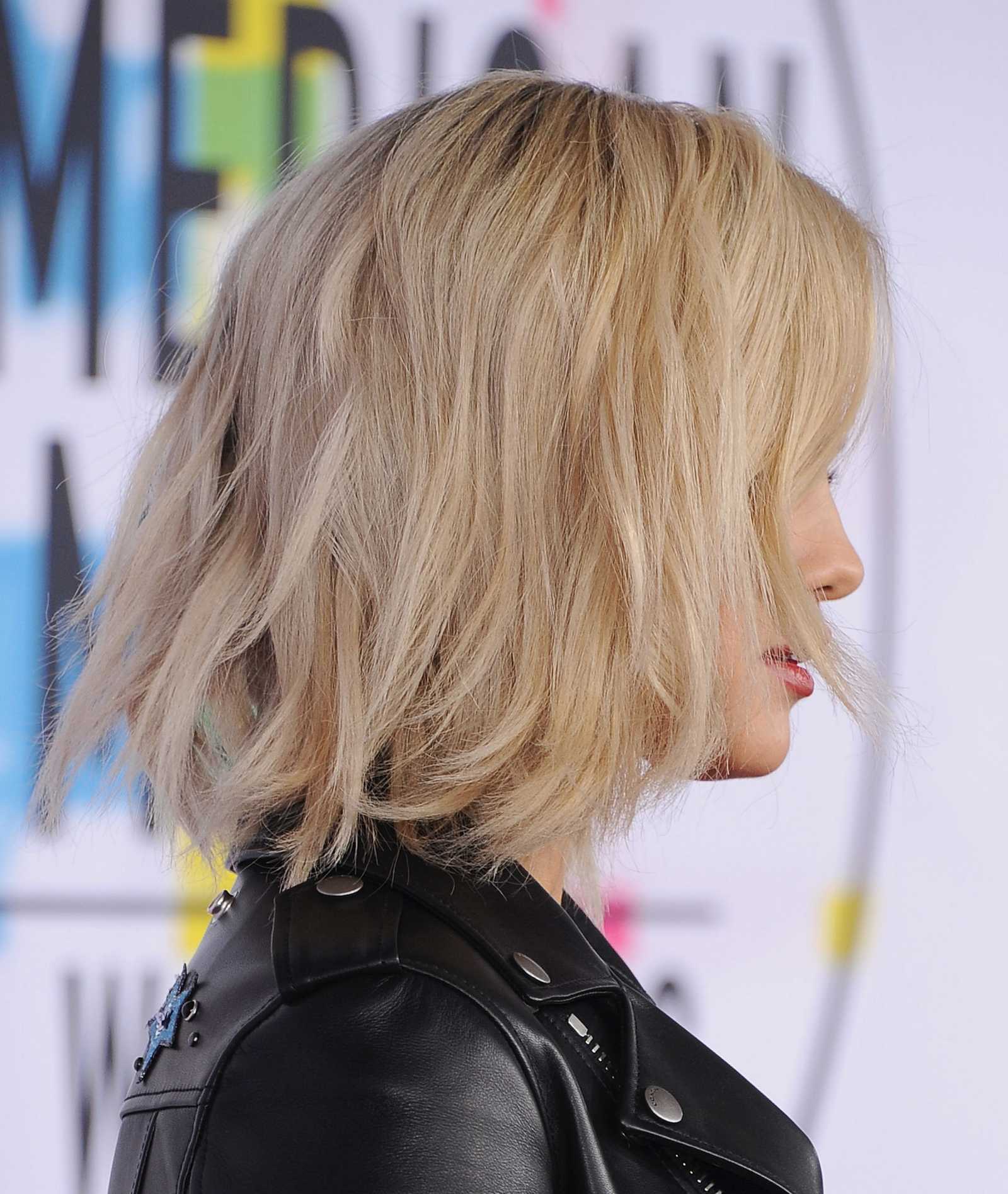 Selena_Gomez_-_2017_American_Music_Awards_on_November_19-43~0.jpg