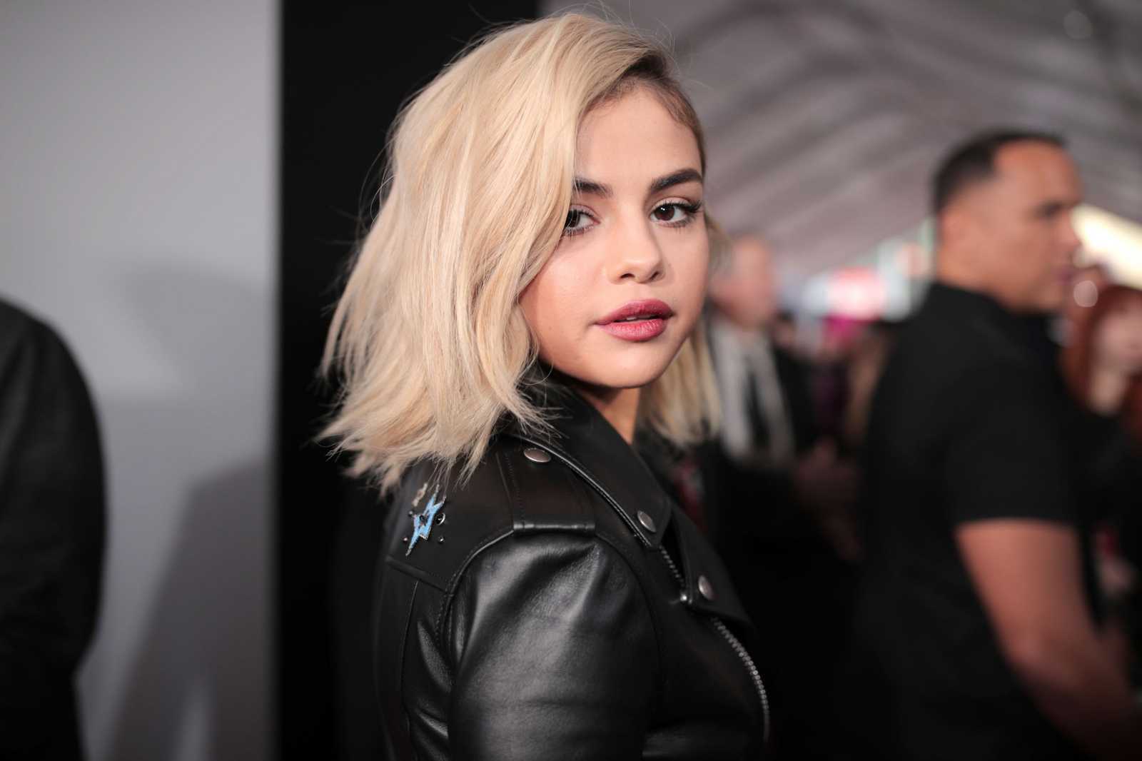 Selena_Gomez_-_2017_American_Music_Awards_on_November_19-45.jpg