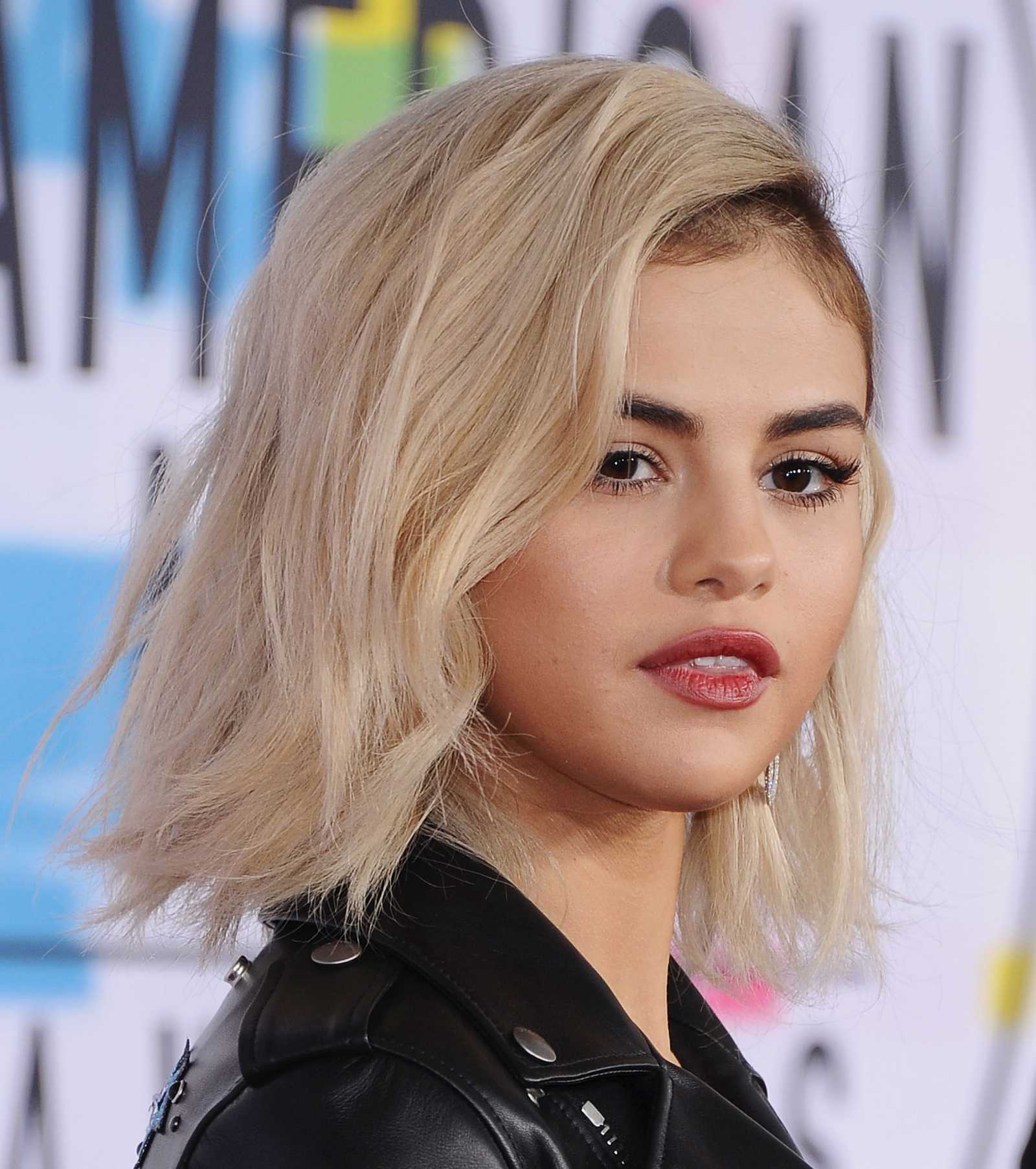 Selena_Gomez_-_2017_American_Music_Awards_on_November_19-47~0.jpg