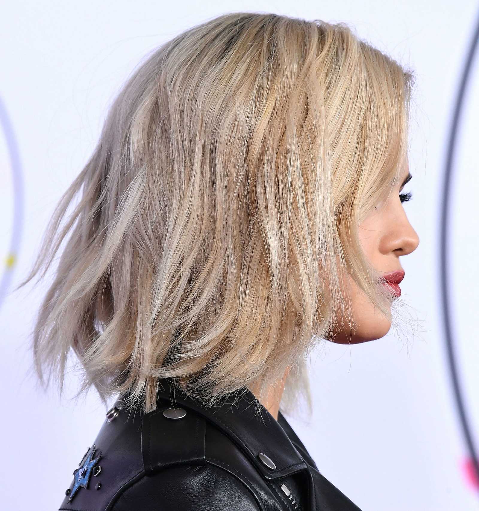 Selena_Gomez_-_2017_American_Music_Awards_on_November_19-48~0.jpg