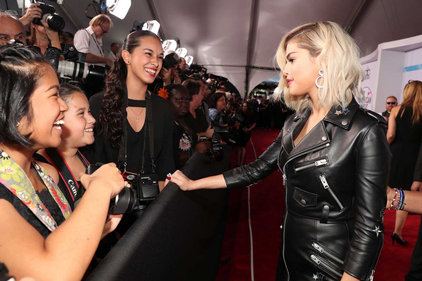 Selena_Gomez_-_2017_American_Music_Awards_on_November_19-50.jpg