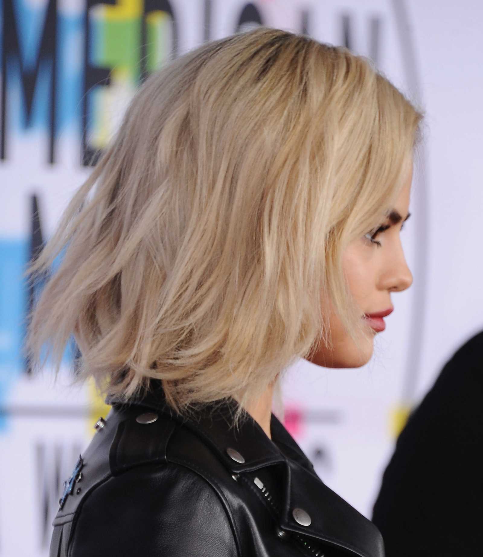 Selena_Gomez_-_2017_American_Music_Awards_on_November_19-55~0.jpg