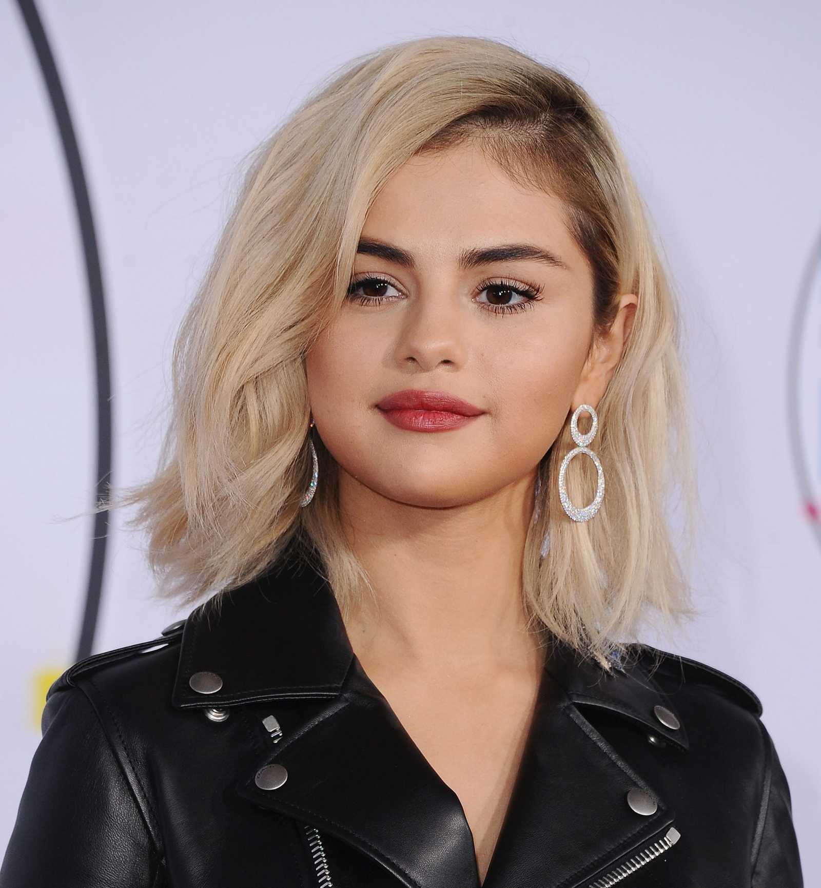 Selena_Gomez_-_2017_American_Music_Awards_on_November_19-59~0.jpg