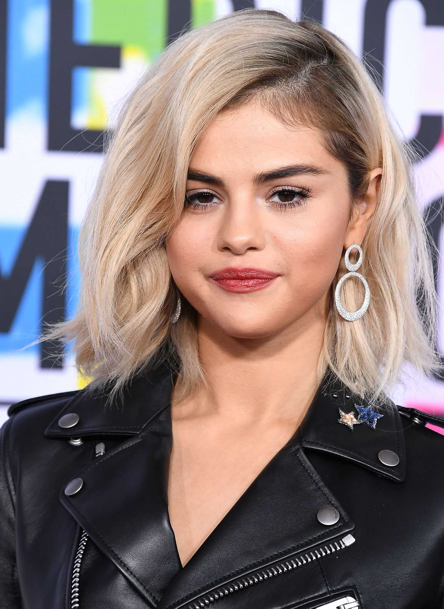 Selena_Gomez_-_2017_American_Music_Awards_on_November_19-62.jpg