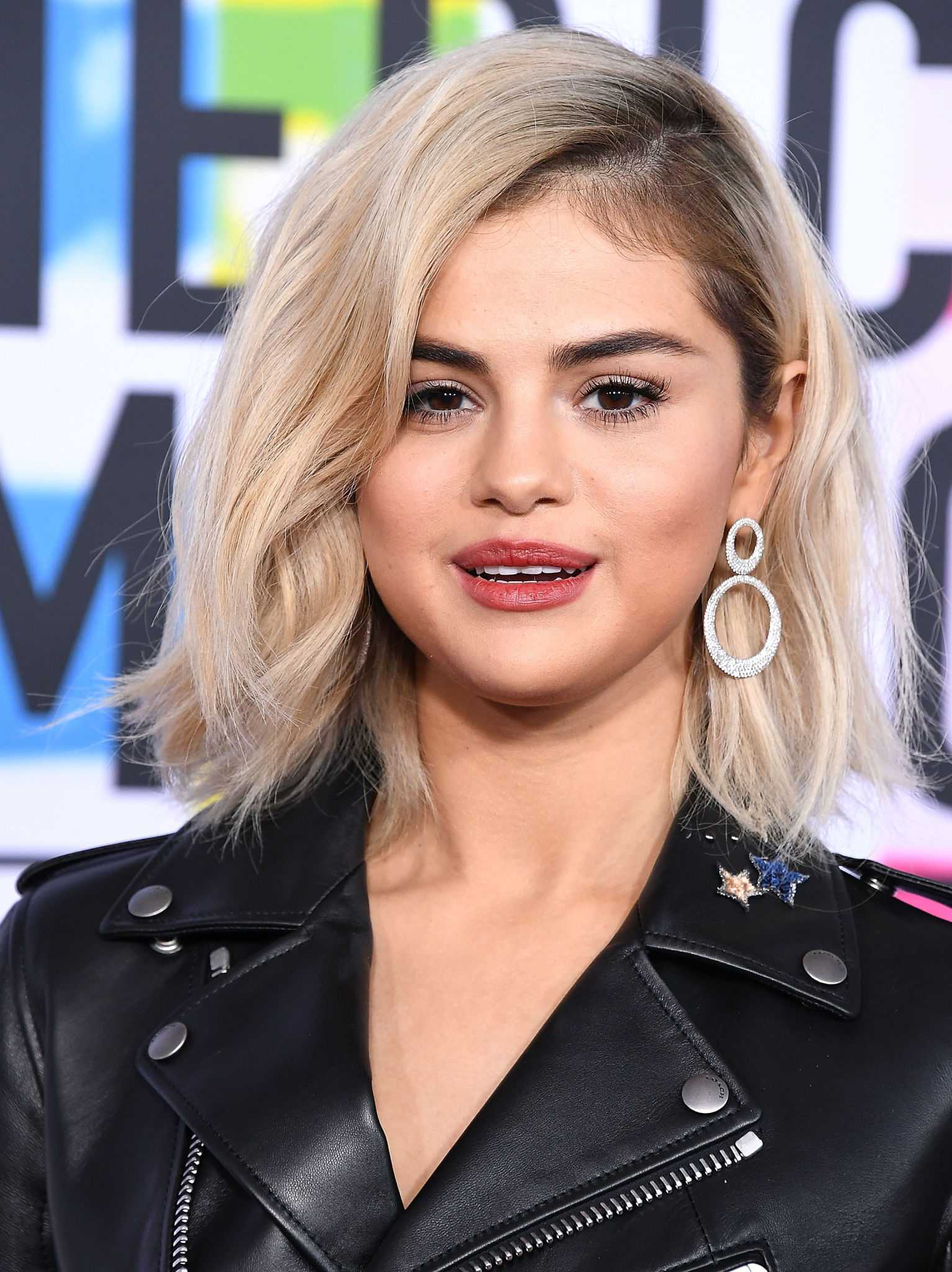 Selena_Gomez_-_2017_American_Music_Awards_on_November_19-63.jpg